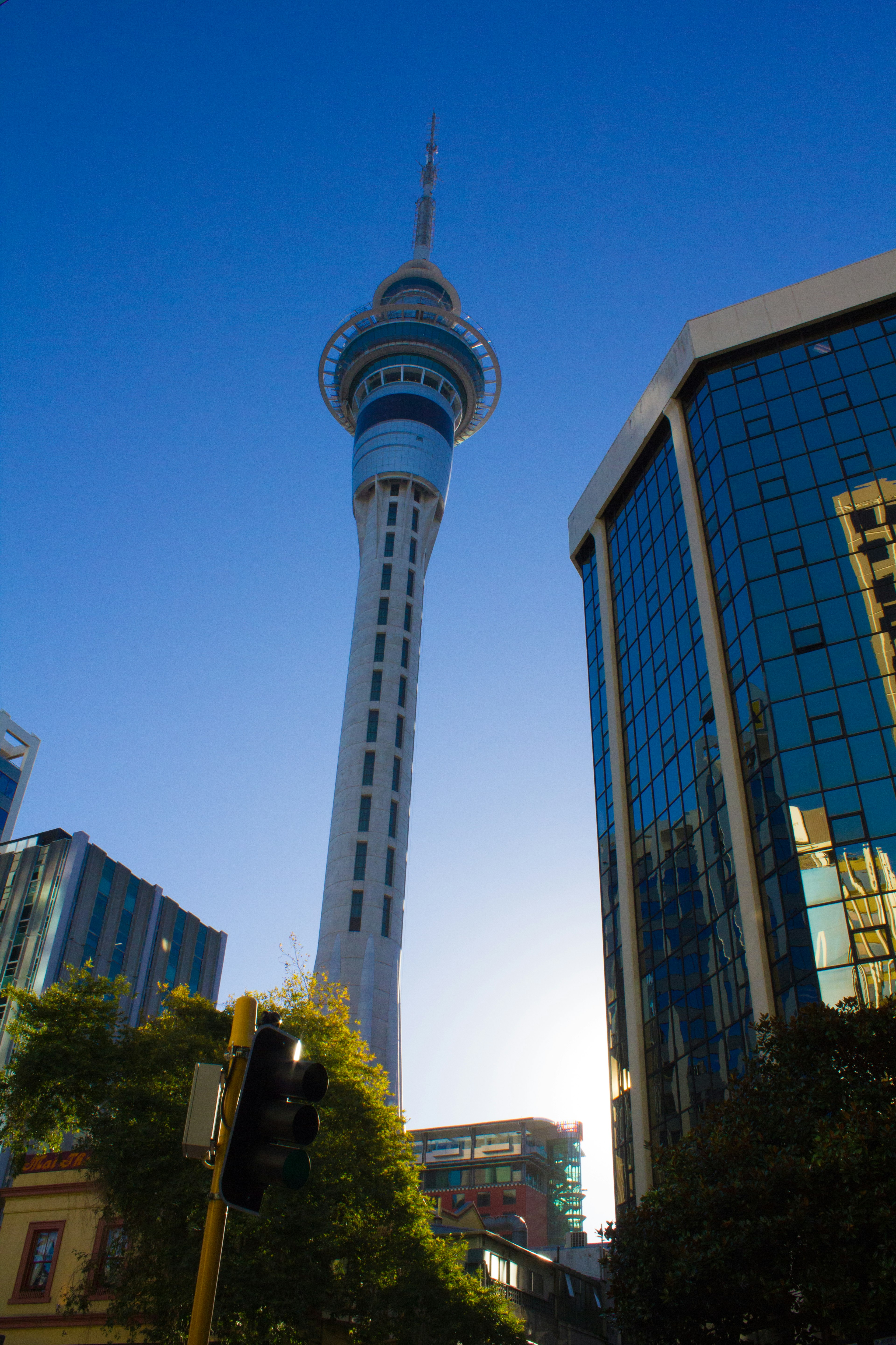 Menara Sky di Auckland dengan bangunan modern di sekitarnya