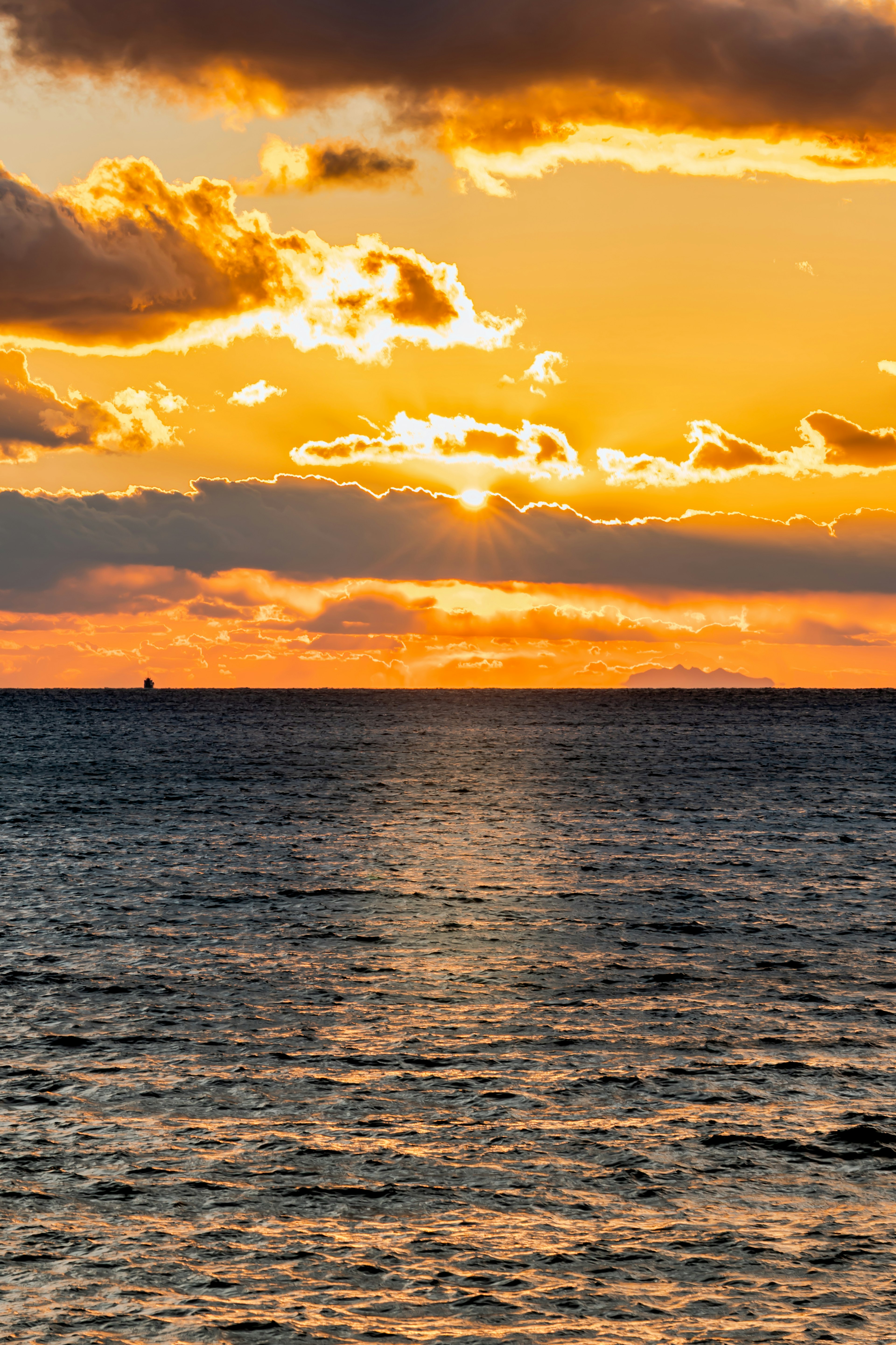 Magnifique coucher de soleil sur l'océan avec des couleurs vives