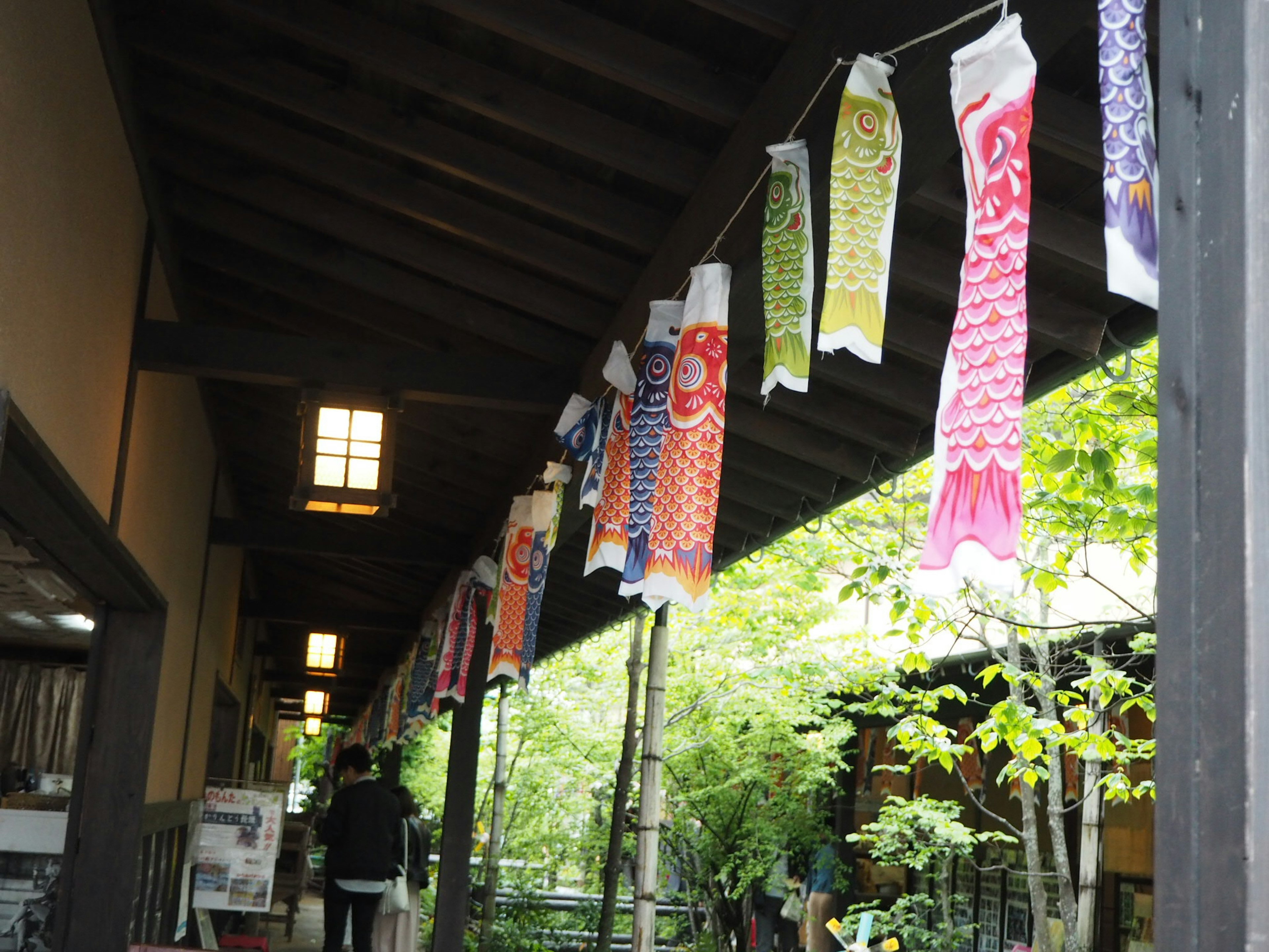 Corridoio di una casa giapponese tradizionale con decorazioni di koinobori