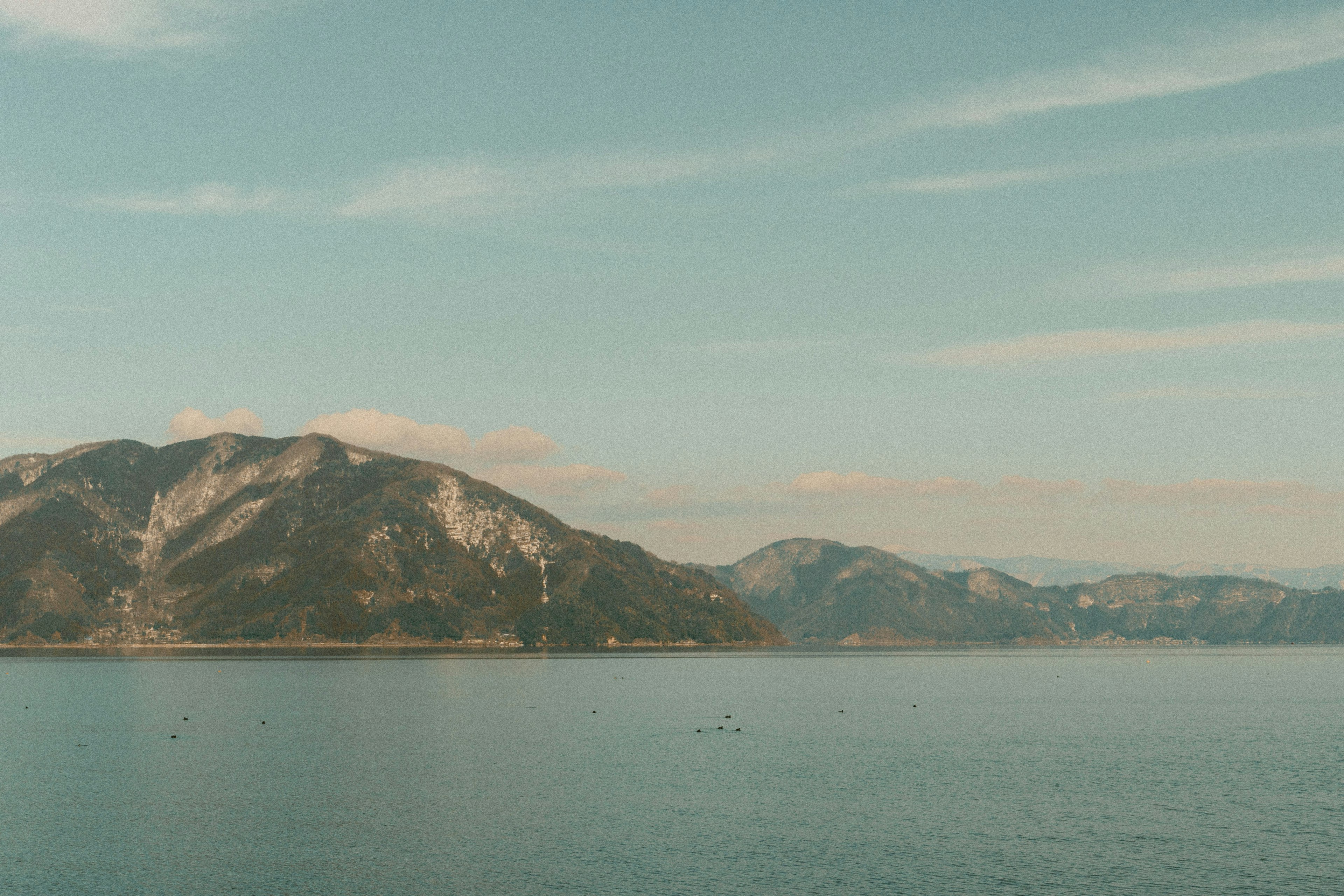 Ruhige Landschaft von Bergen, die sich im ruhigen Wasser spiegeln