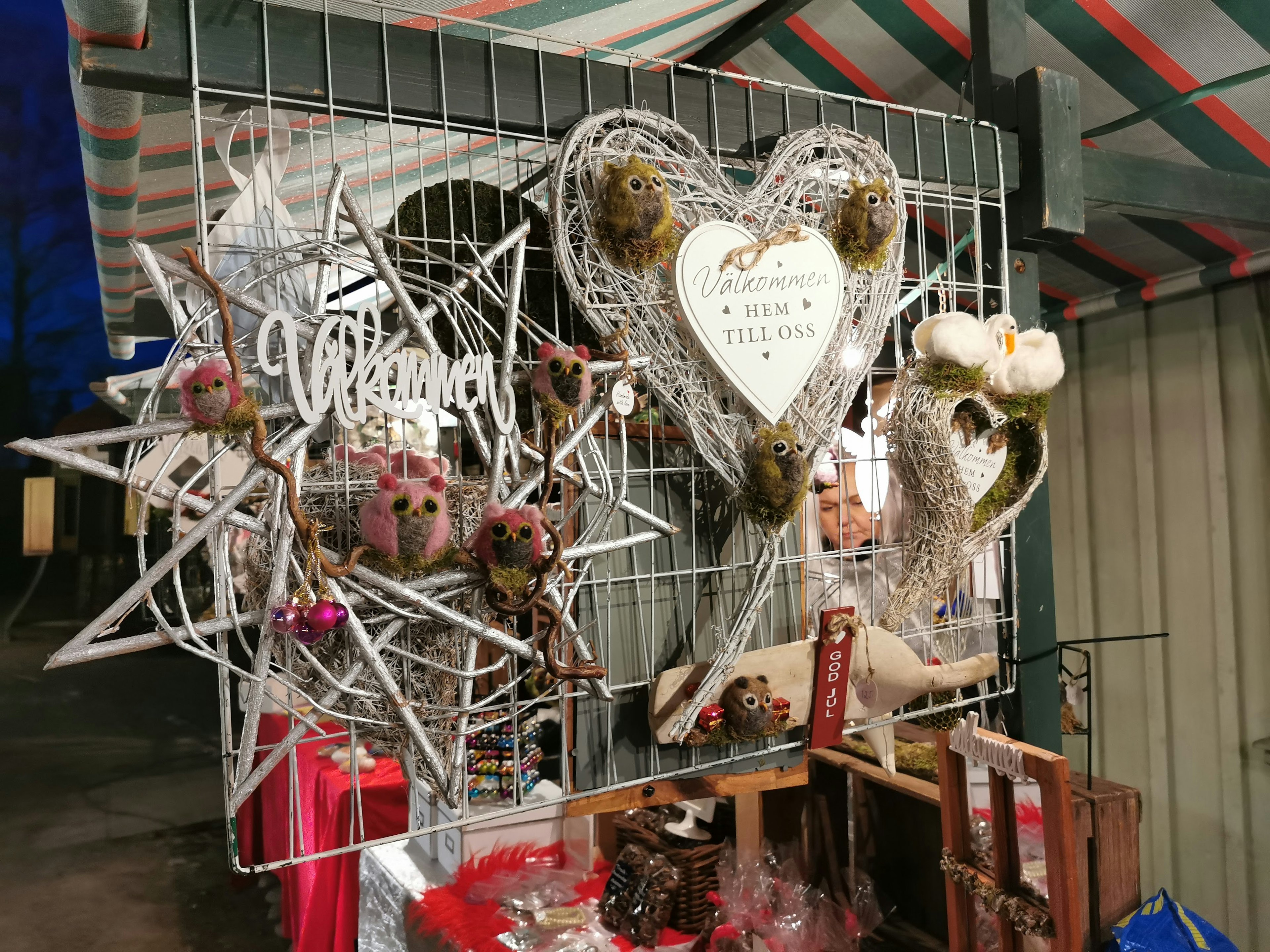 Présentation de décorations artisanales dans un stand de marché