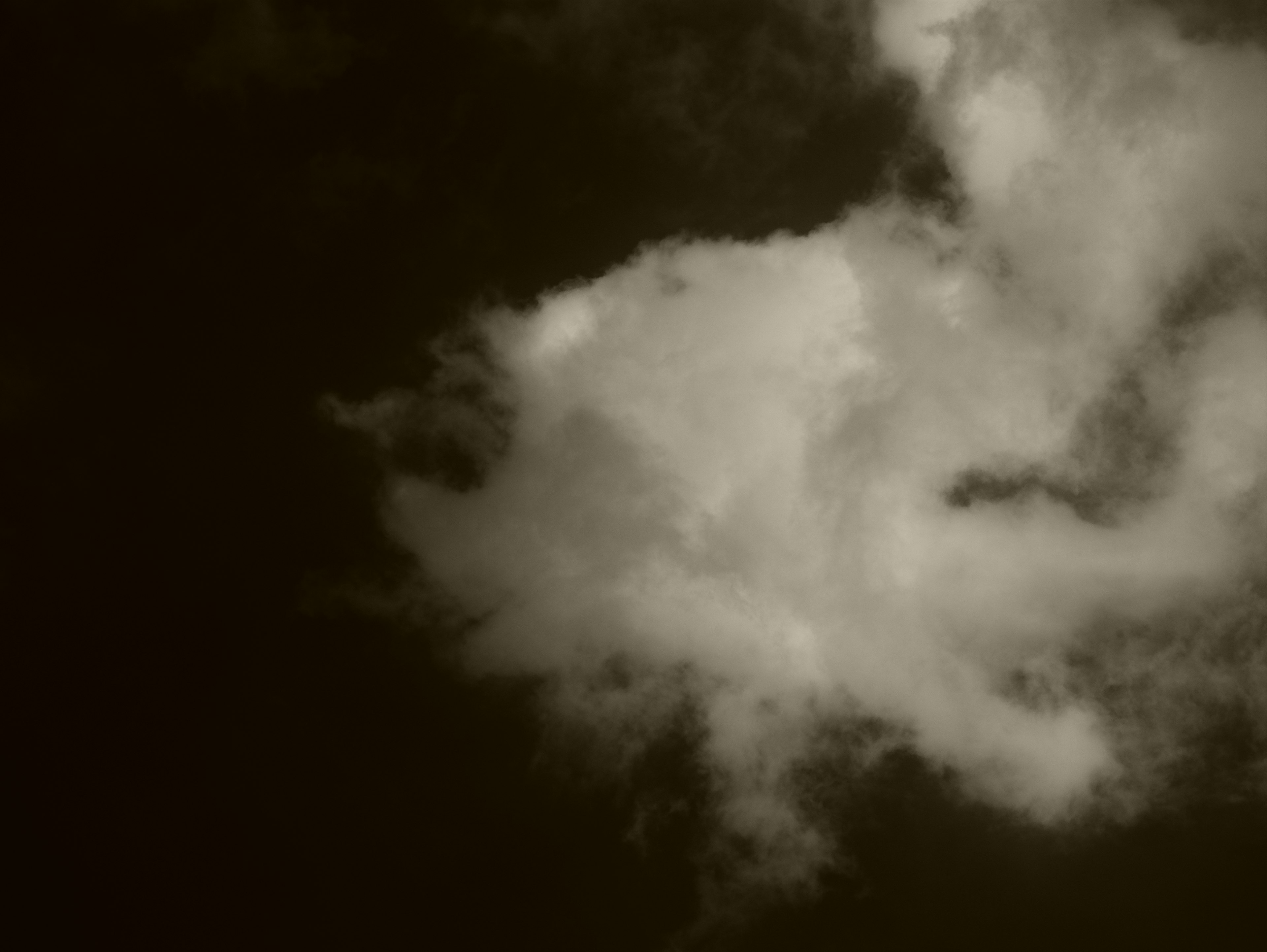 Gros plan de nuages blancs sur un ciel sombre