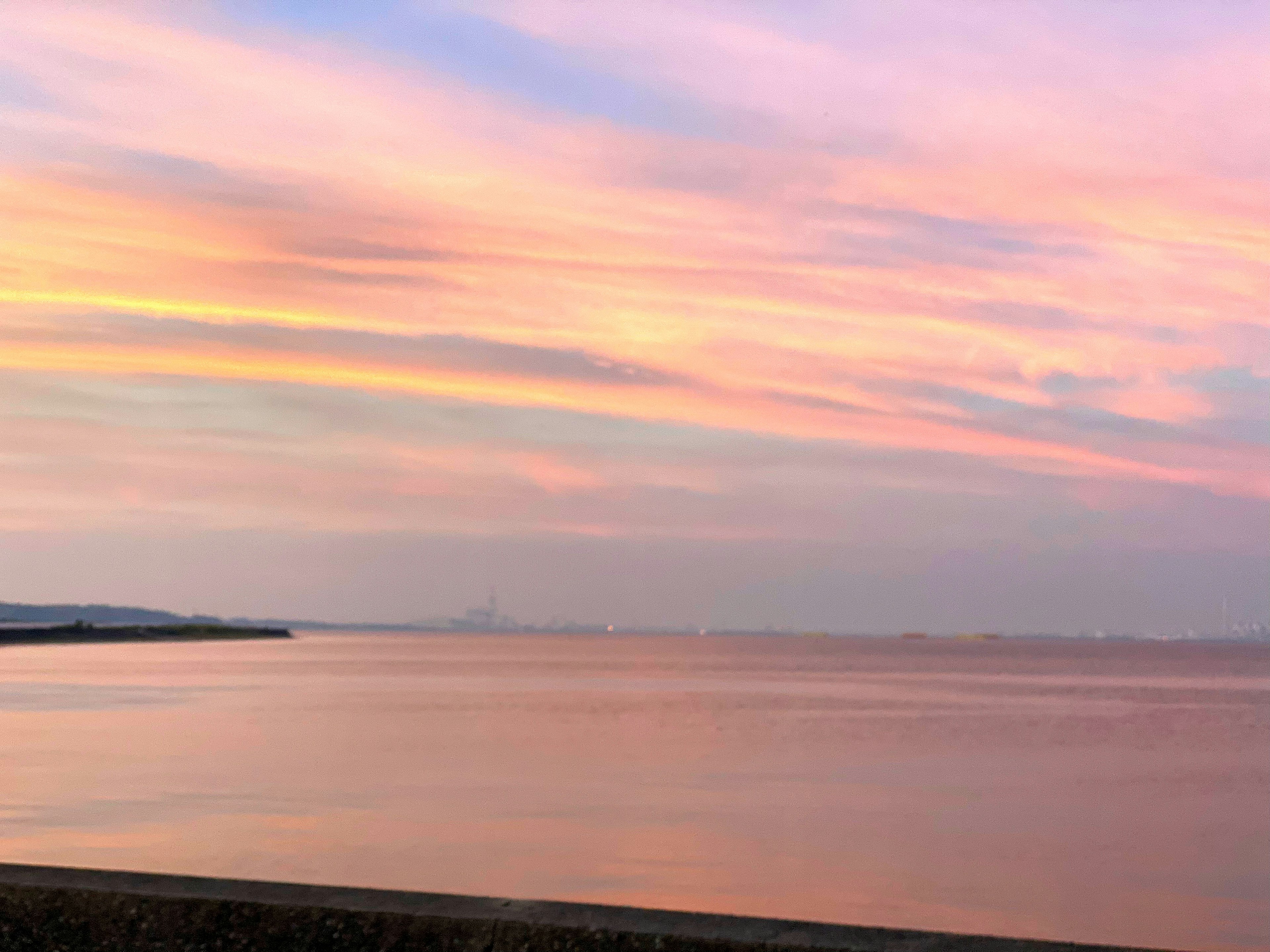 Cielo de atardecer sereno sobre agua tranquila