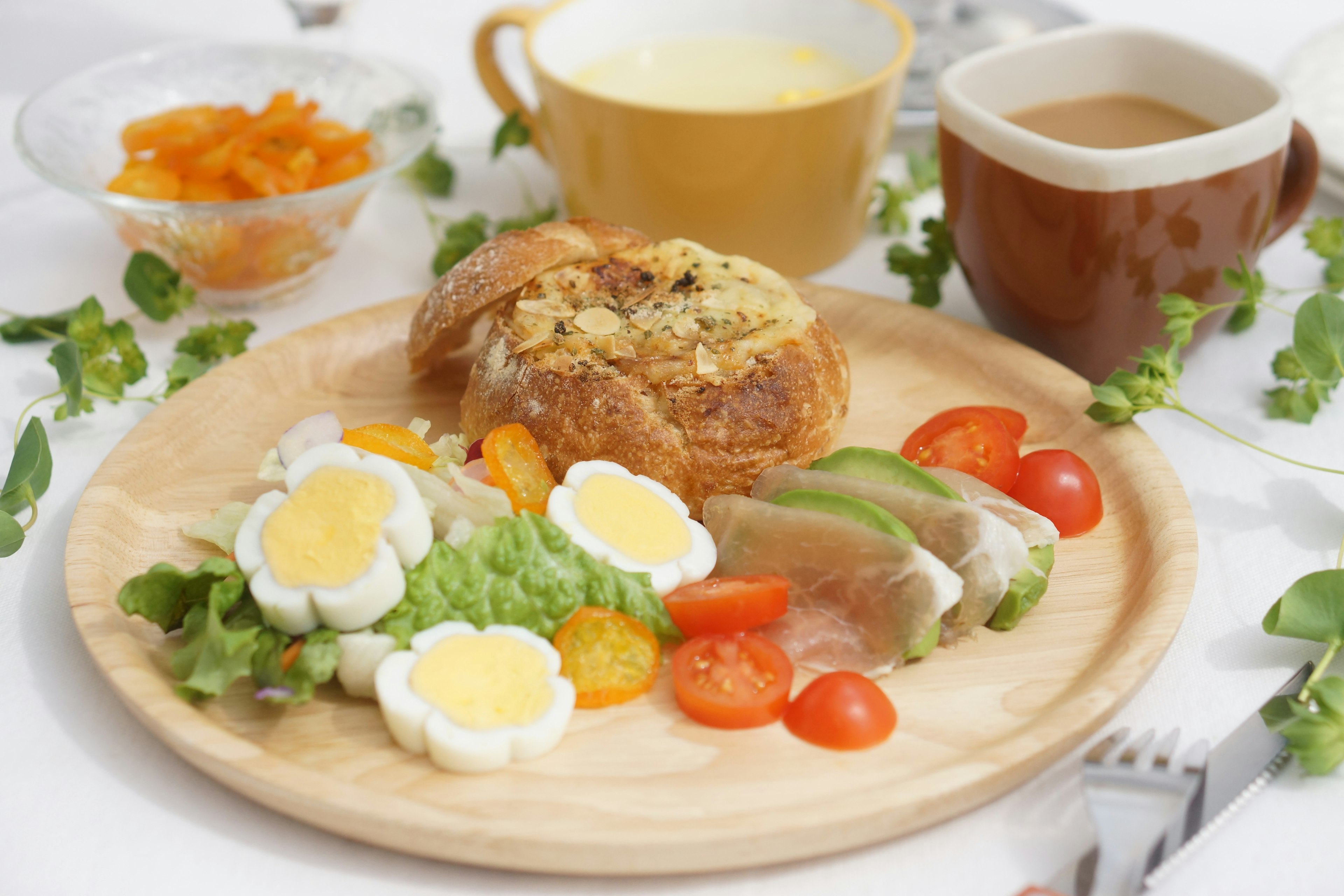 Un delicioso plato de desayuno con huevos, tomates, lechuga, jamón y pan