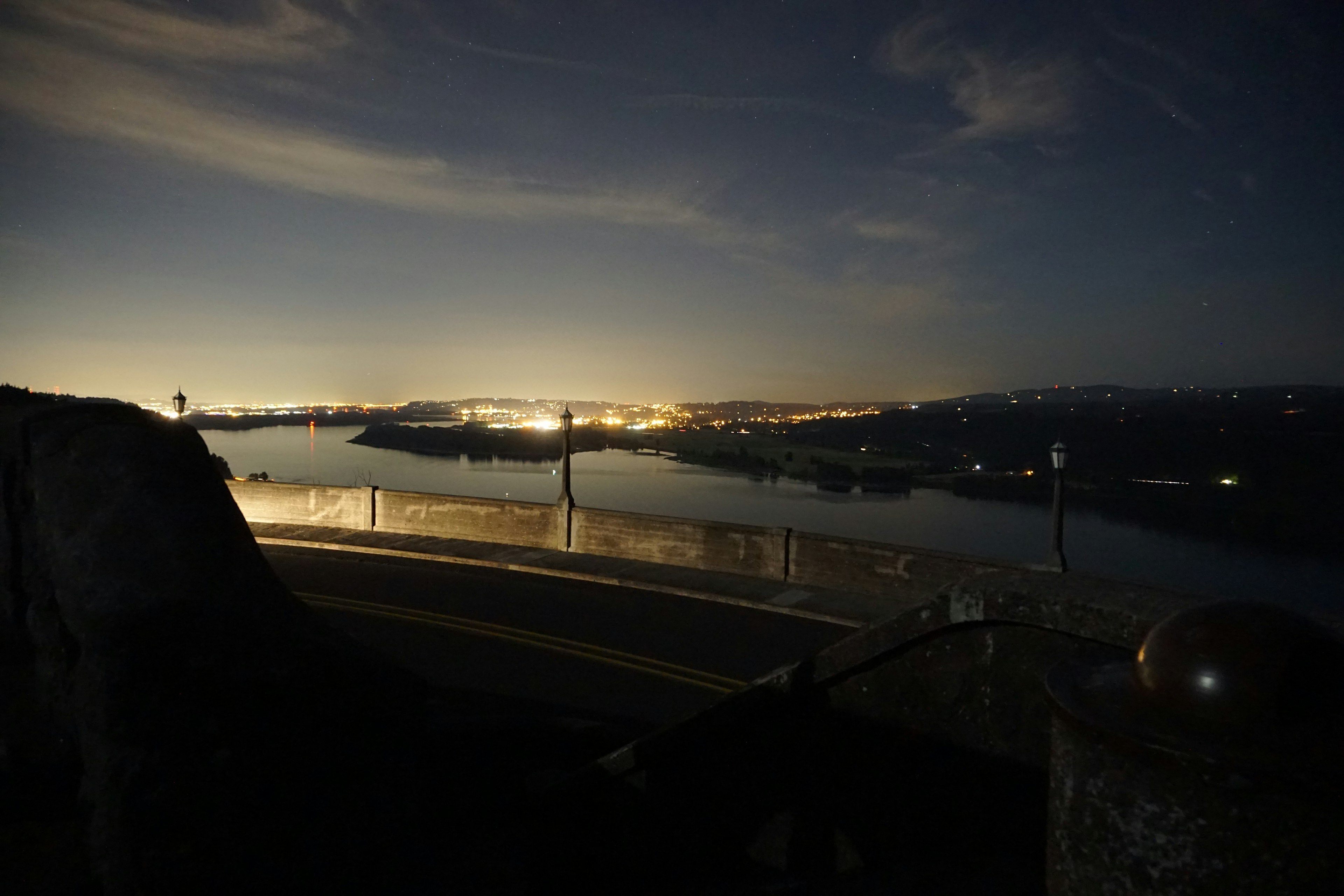 Vue nocturne d'une rivière et des lumières de la ville