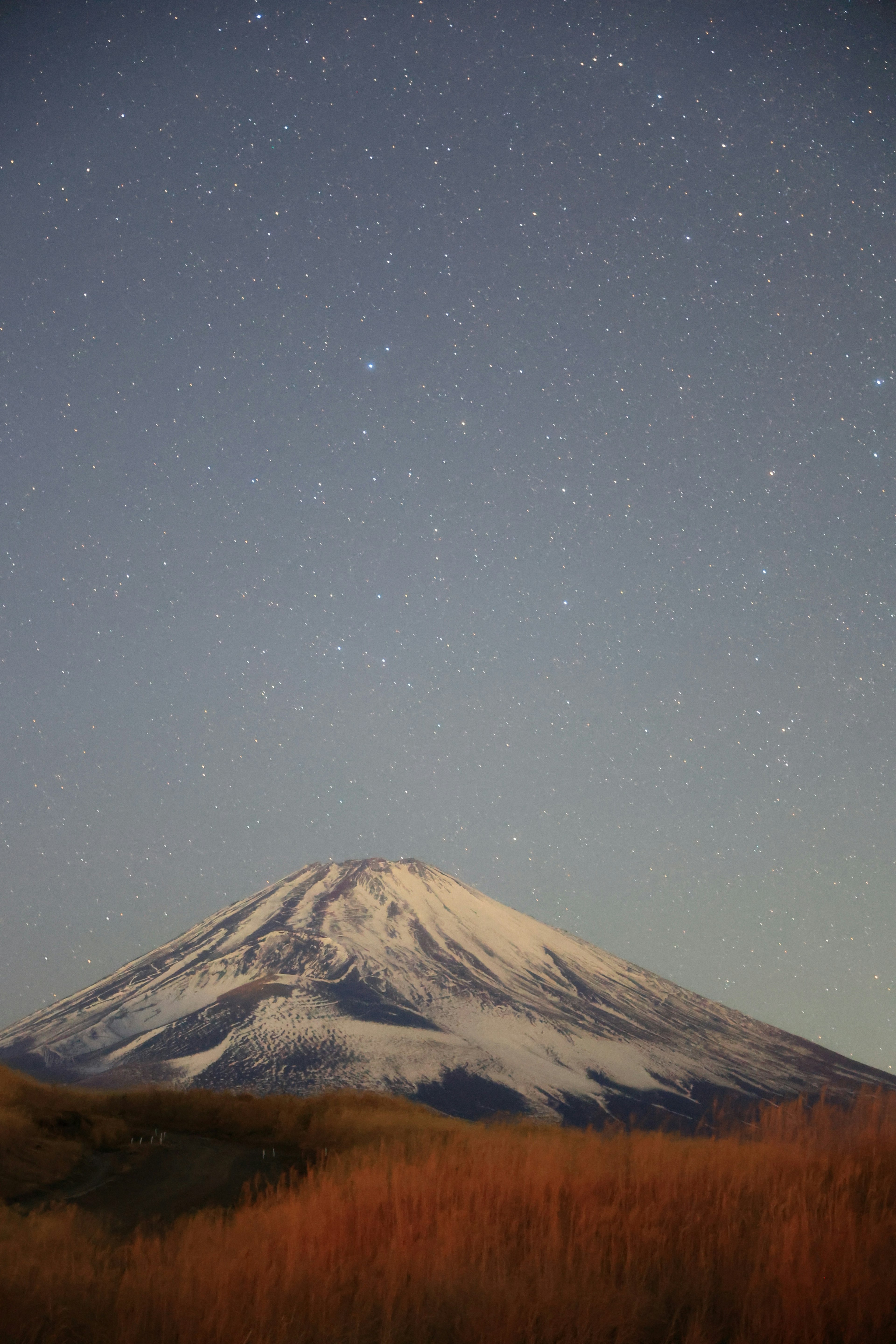 Schneebedeckter Fuji unter einem sternenklaren Nachthimmel