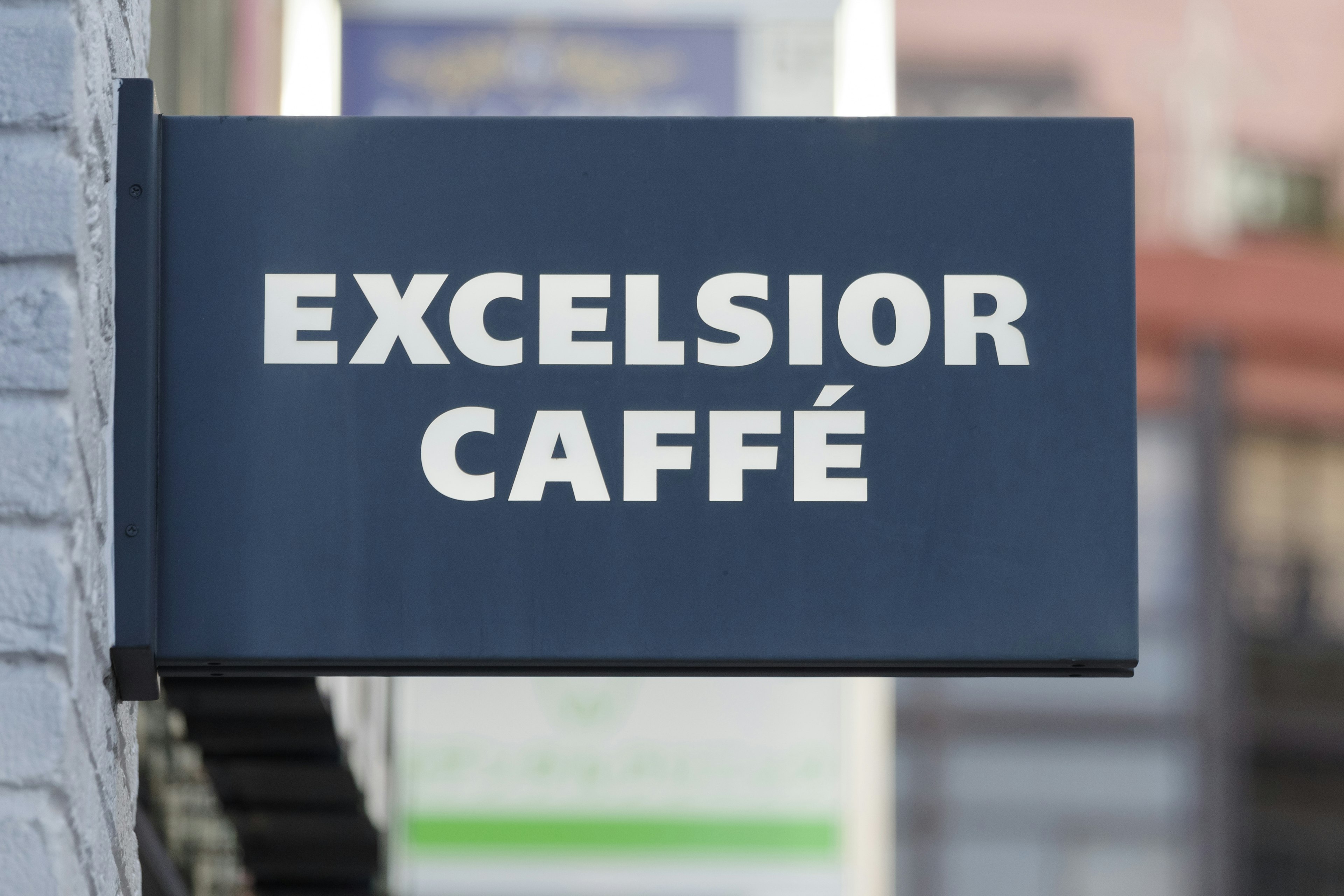 Panneau du Caffé Excelsior affiché de manière proéminente