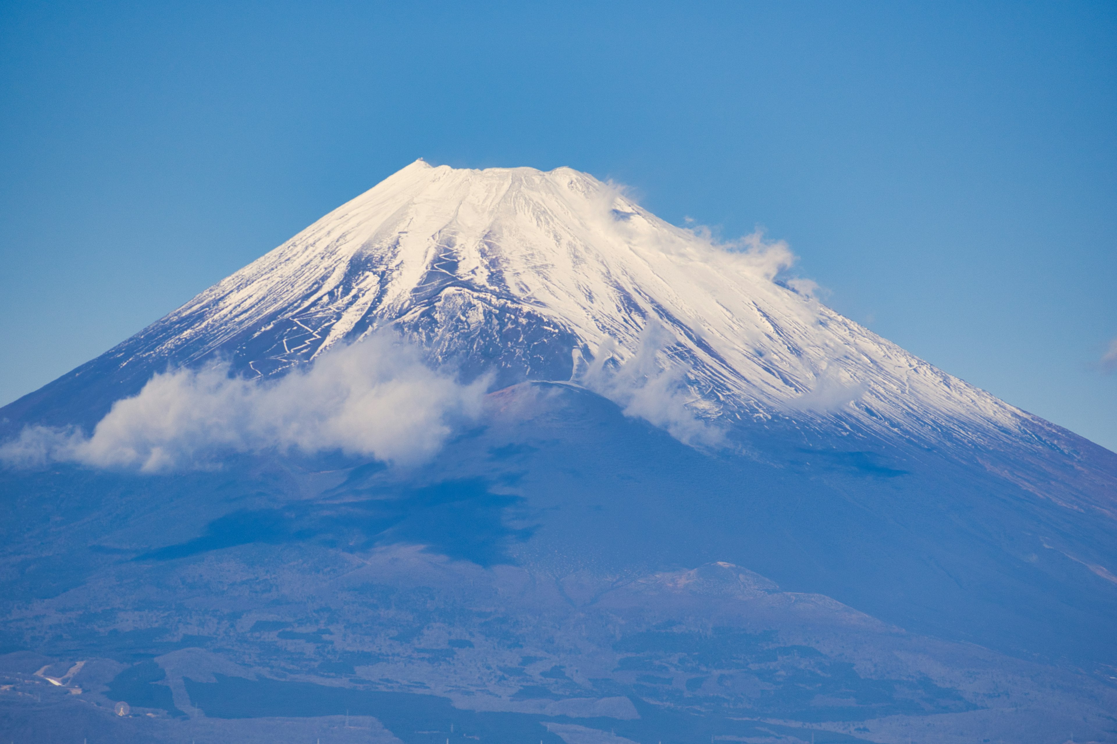 雪をかぶった富士山の美しい風景