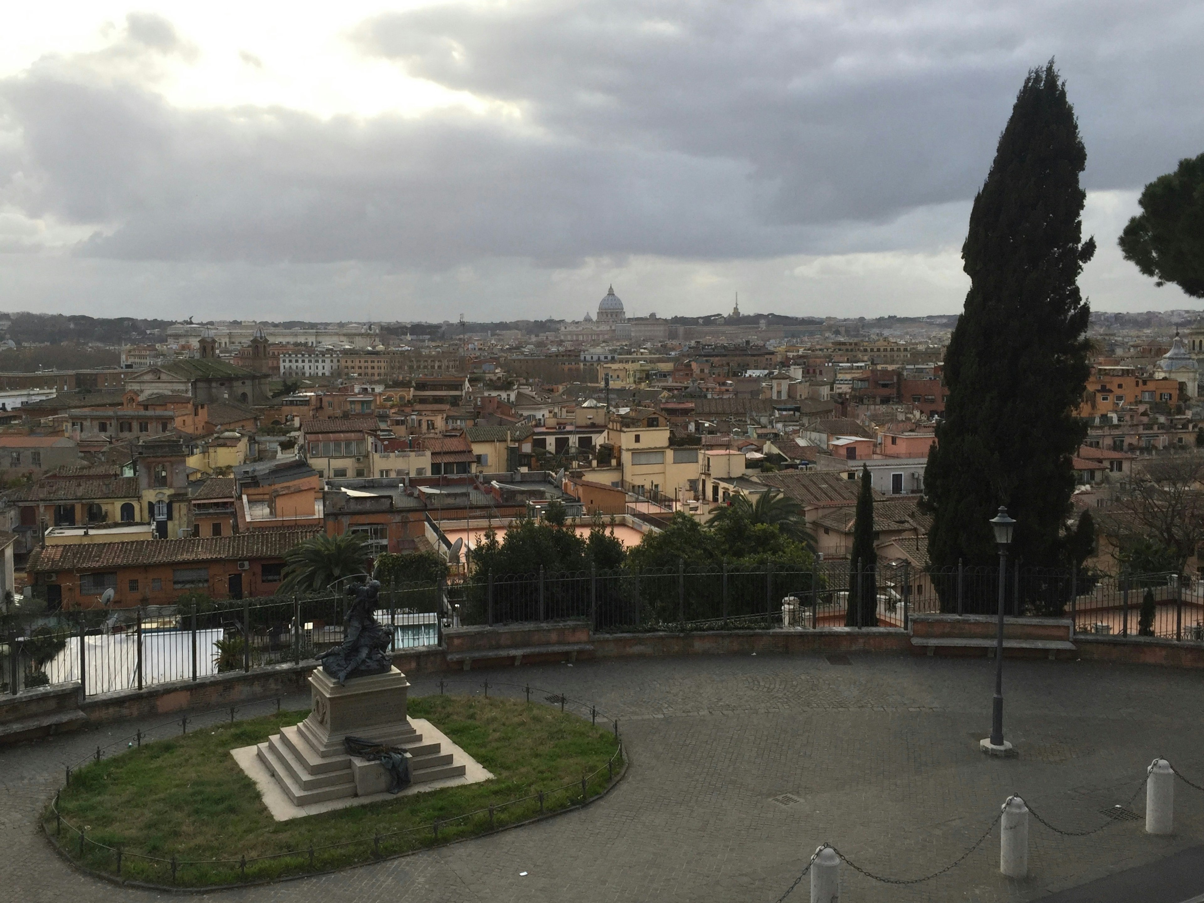 Pemandangan panorama Roma dengan bangunan bersejarah dan patung