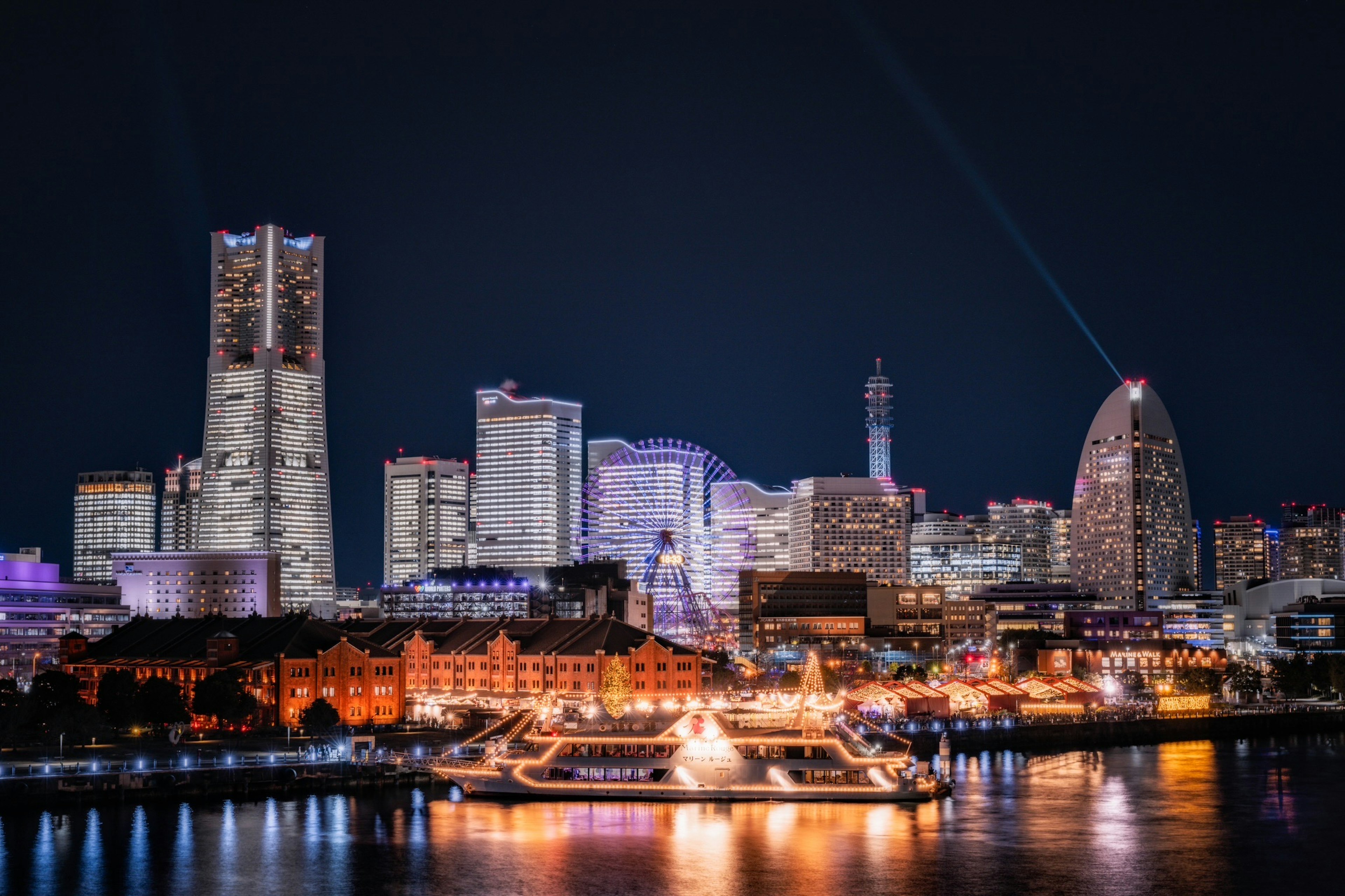 Pemandangan malam Yokohama dengan gedung pencakar langit modern dan pelabuhan yang diterangi