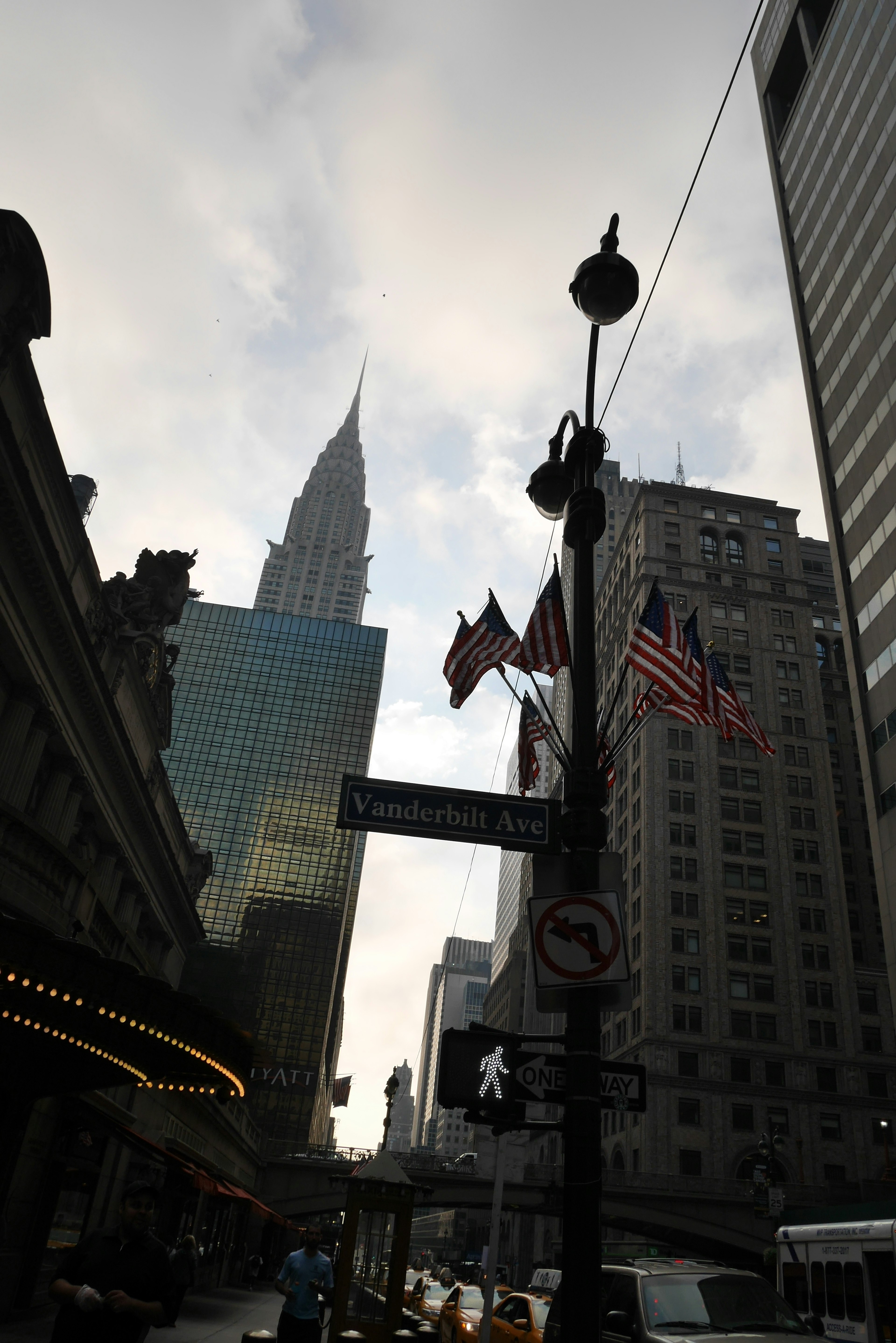 Vista di strada a Manhattan con l'Empire State Building