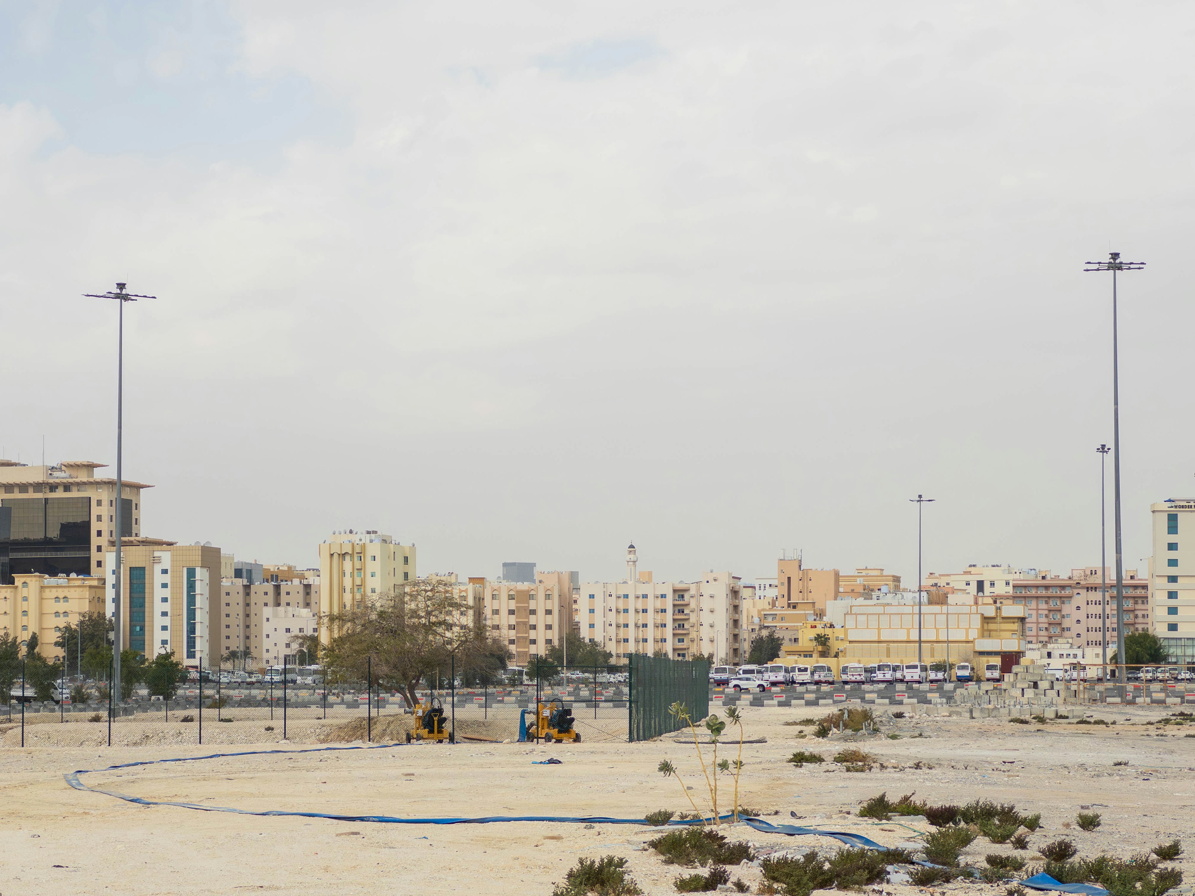 Paysage urbain avec des bâtiments et un ciel vaste