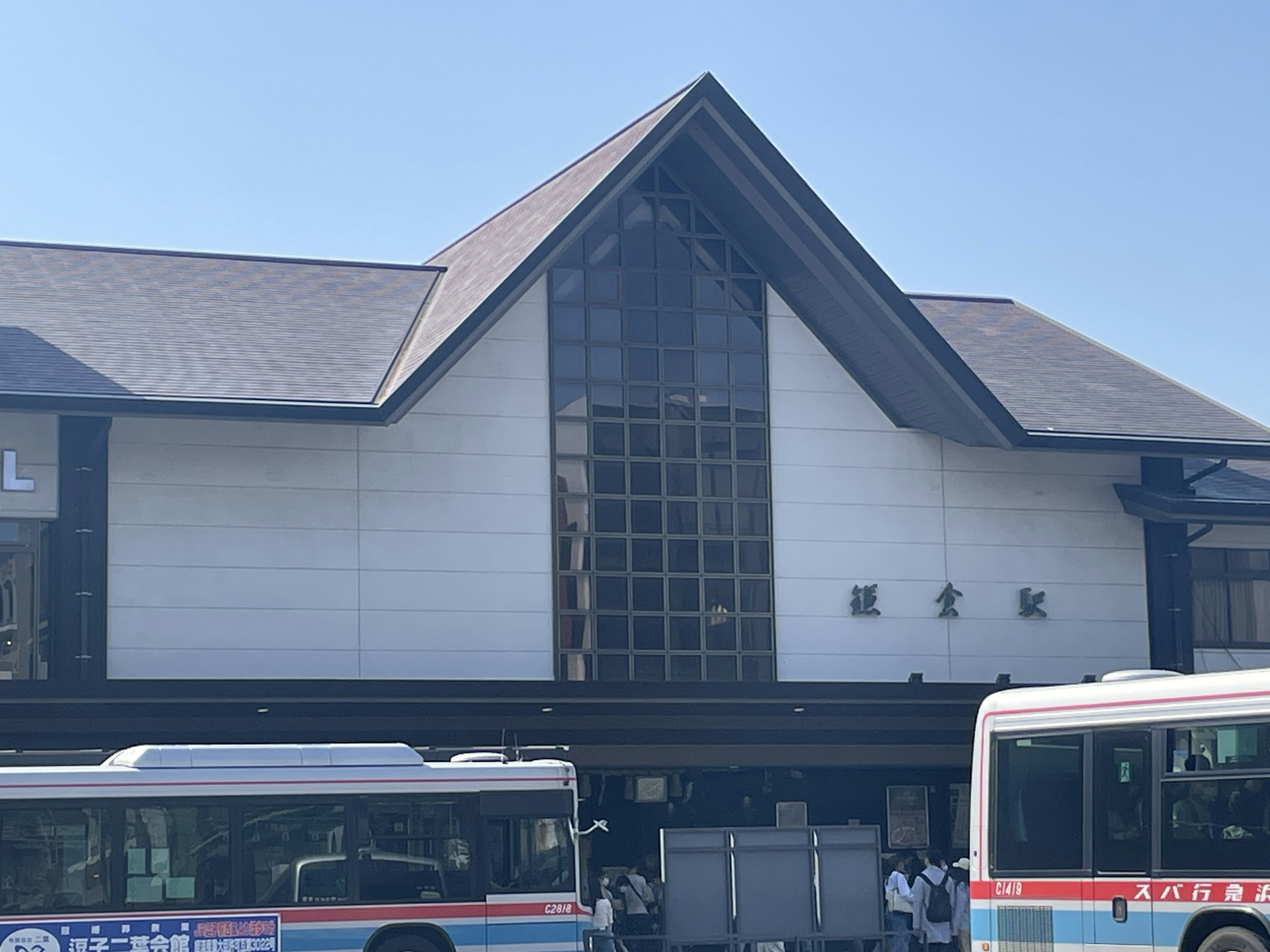 Edificio de estación de tren bellamente diseñado con paradas de autobús visibles