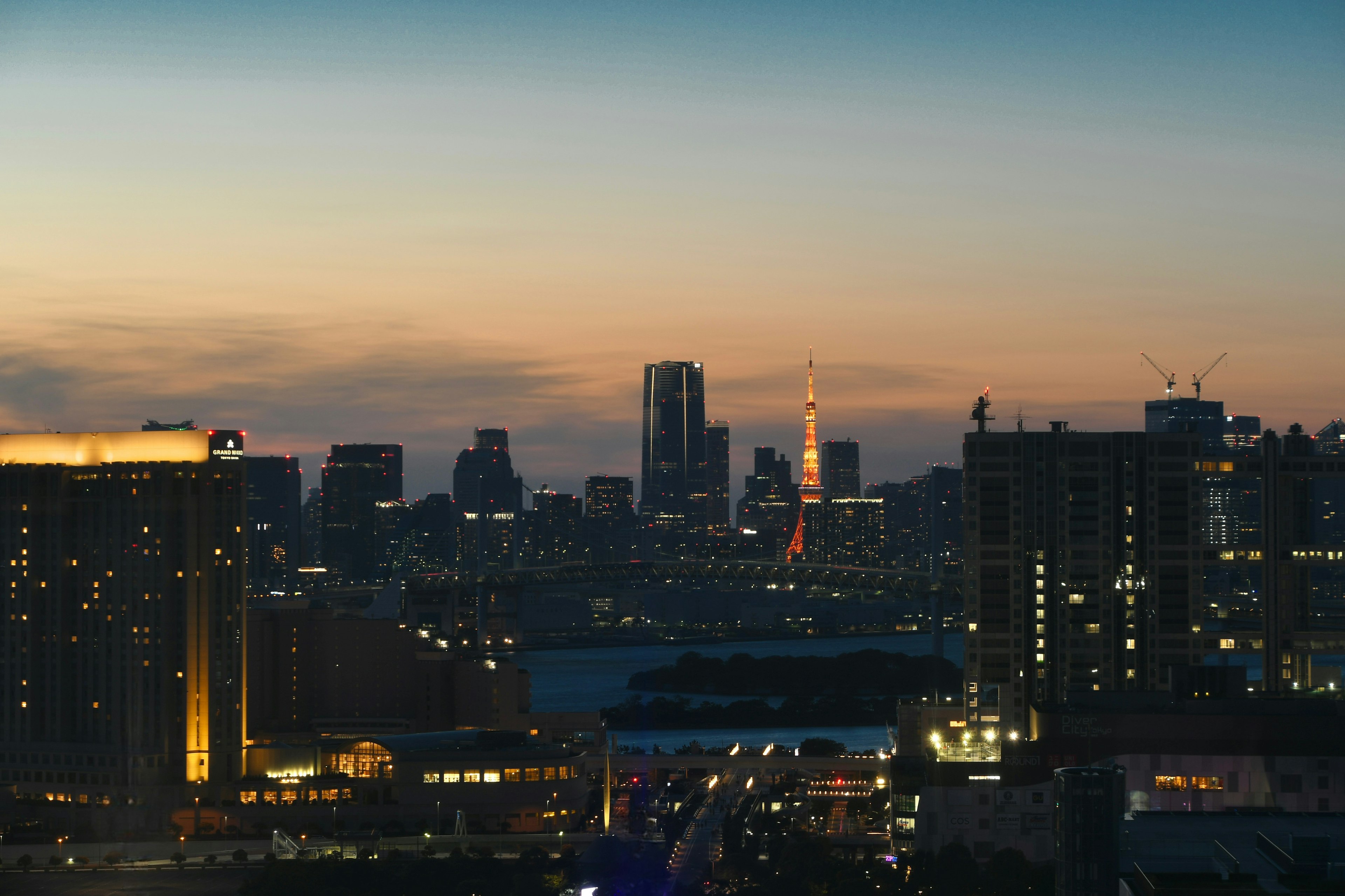 Skyline di Tokyo al tramonto con grattacieli e Torre di Tokyo