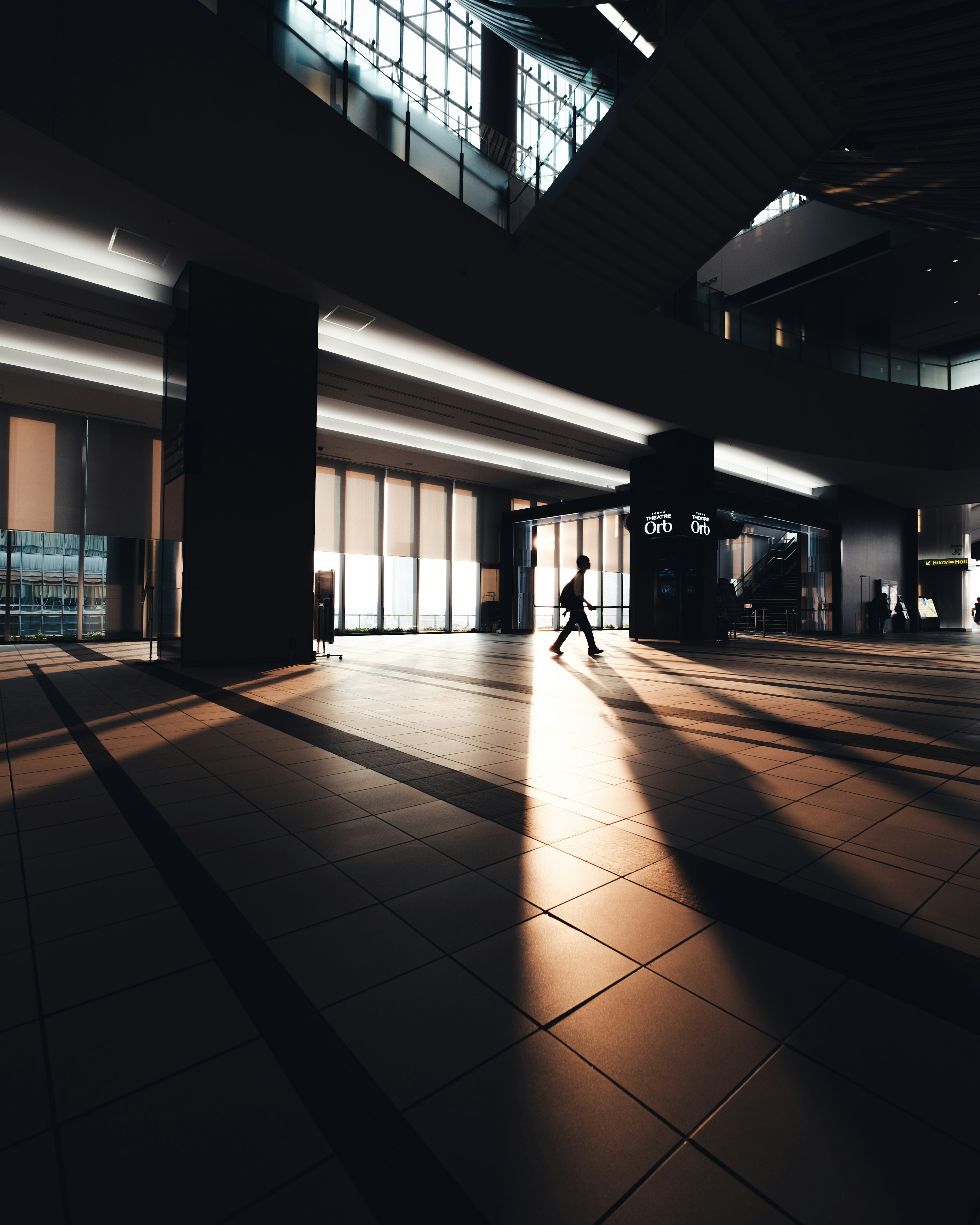 Interior de un edificio con contrastes de luz y sombra impactantes