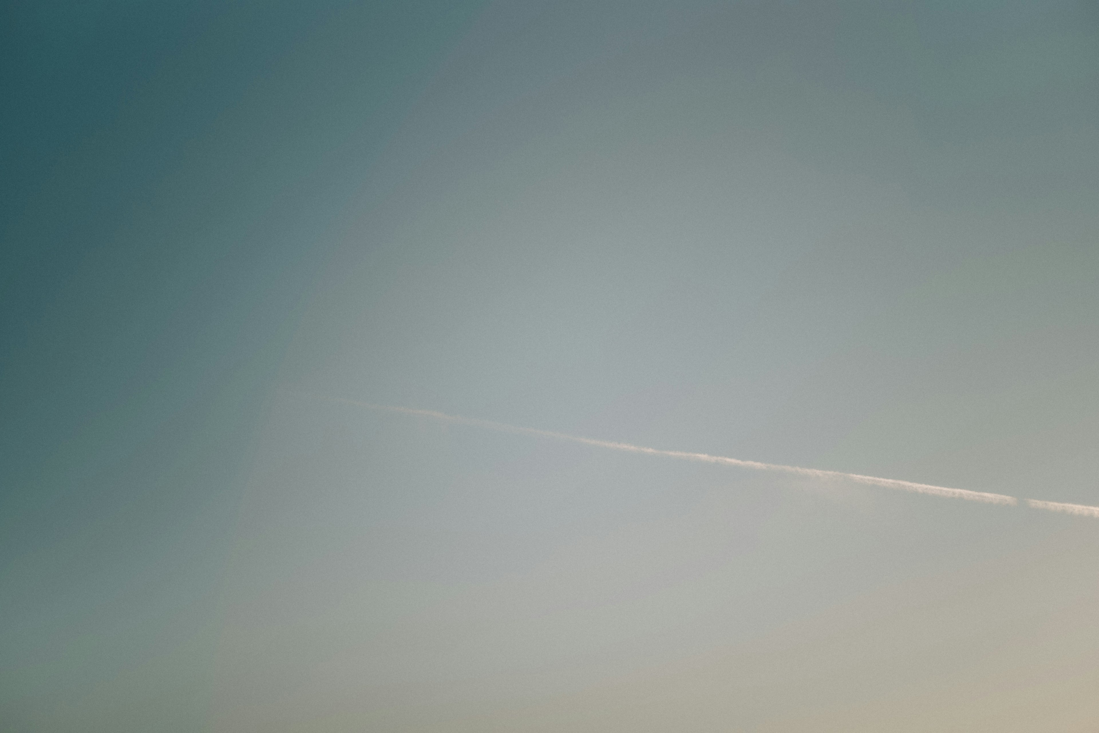 Cielo blu chiaro con una striscia bianca di scia