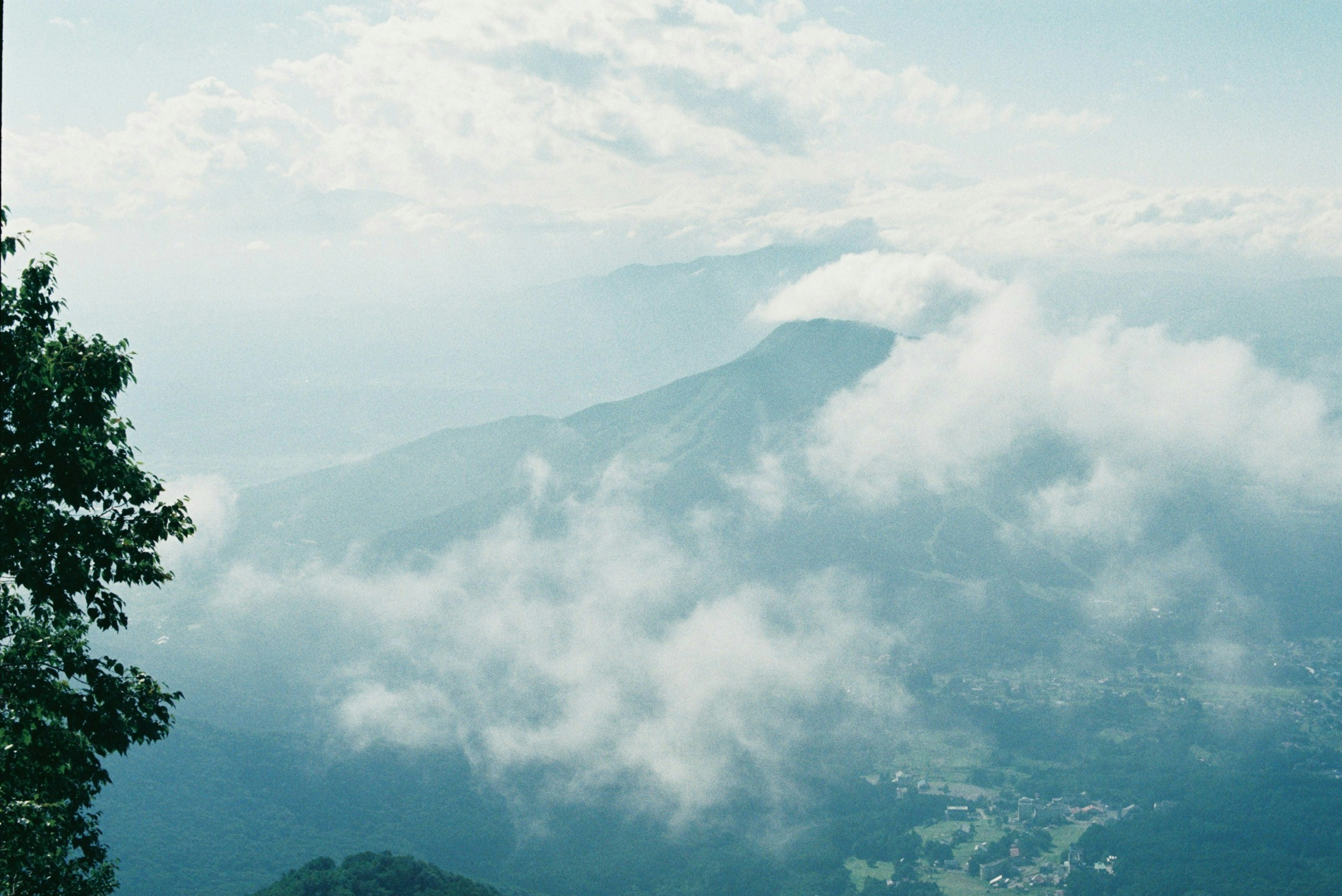 Eine malerische Aussicht auf Berge und Wolken von einem Gipfel