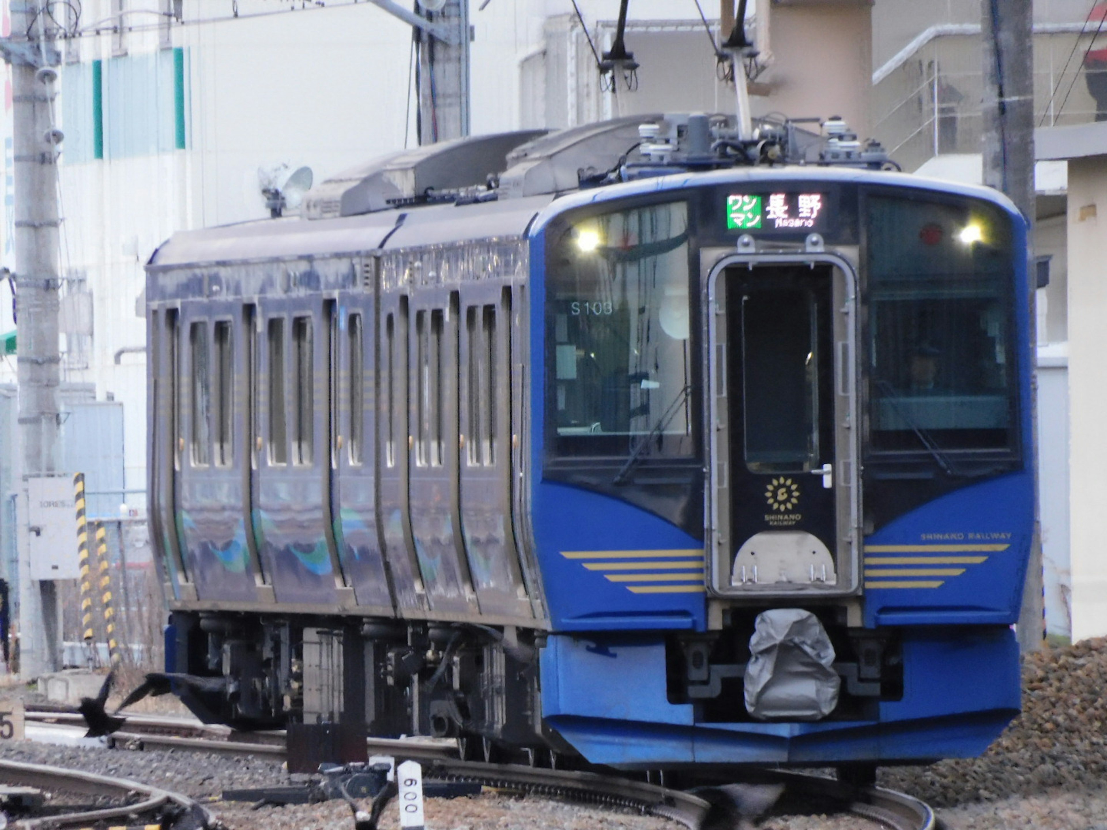 Tren azul y negro en las vías