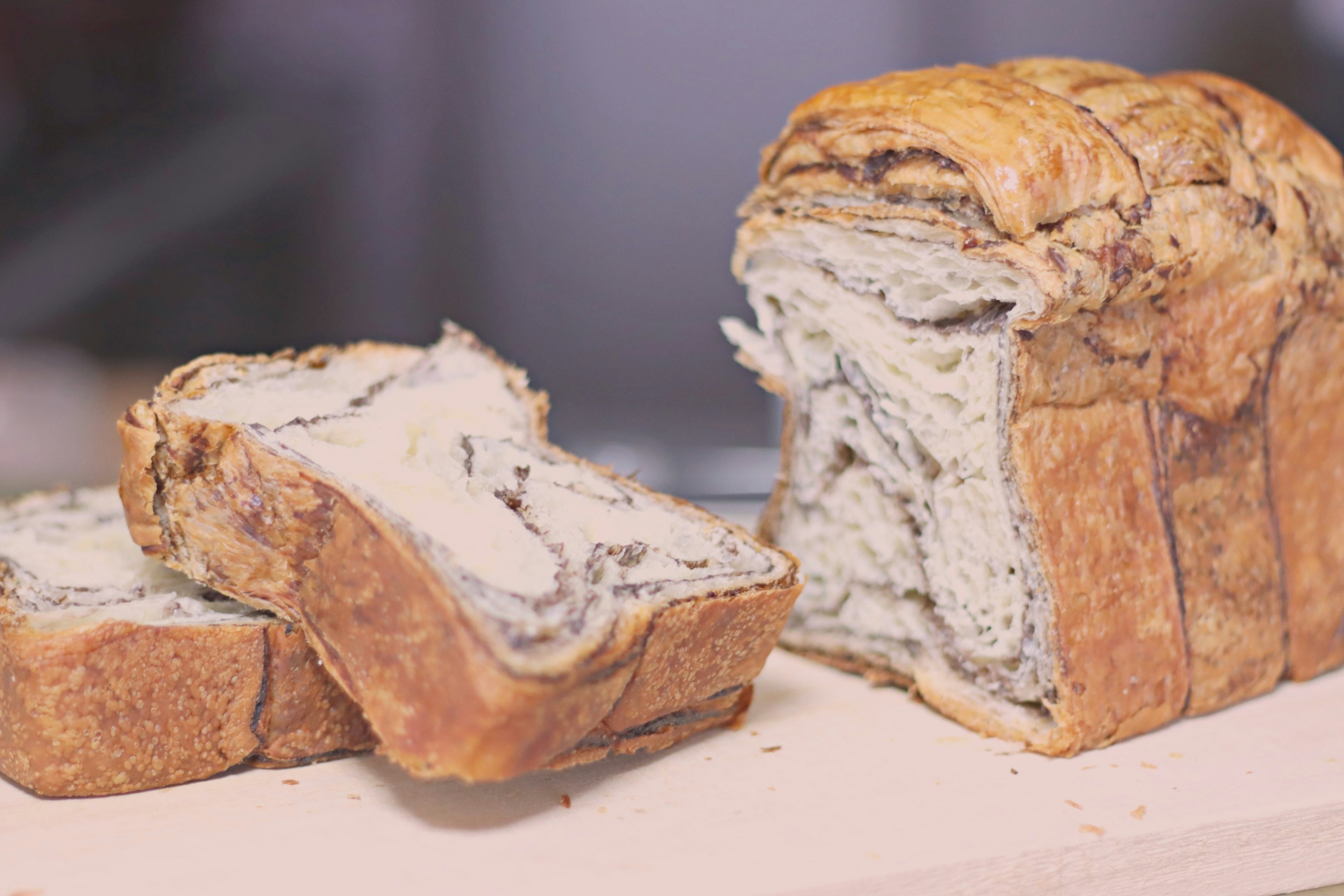 Pan de mármol en rodajas que muestra una textura suave y hermosos remolinos