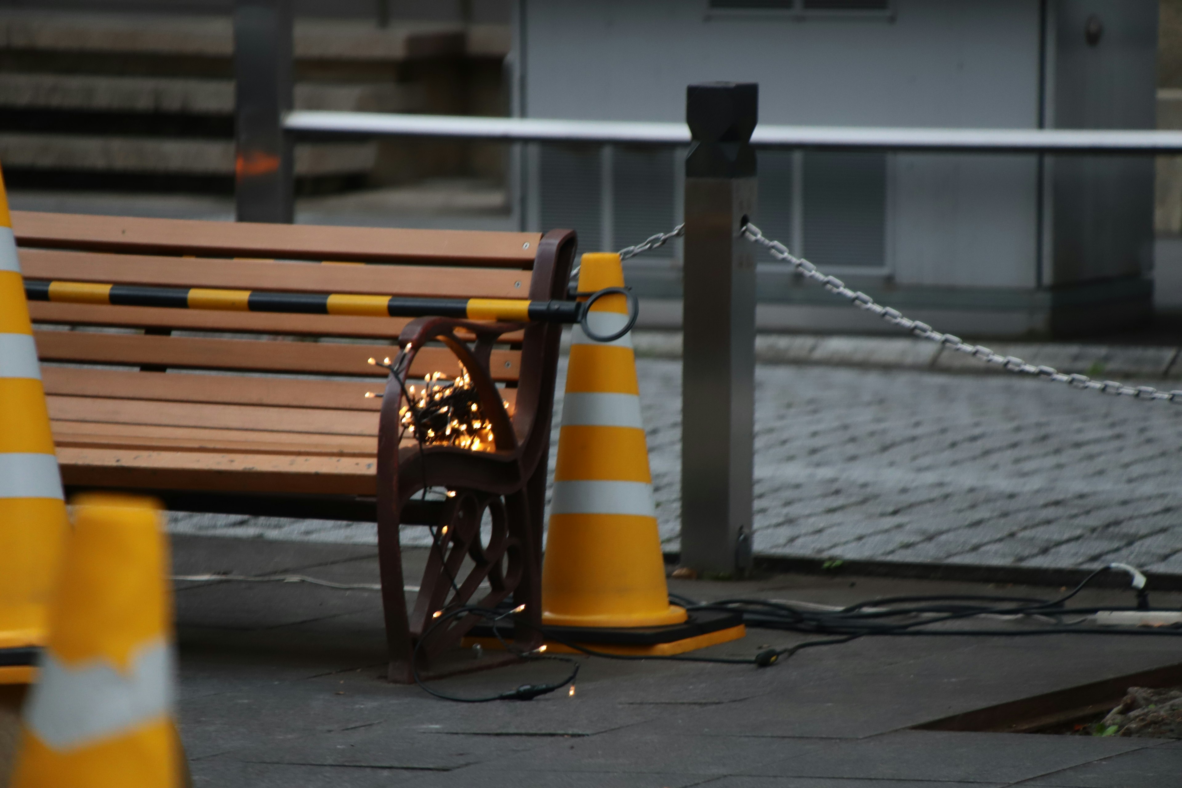 Eine Straßenszene mit orangen Kegeln und einer Bank