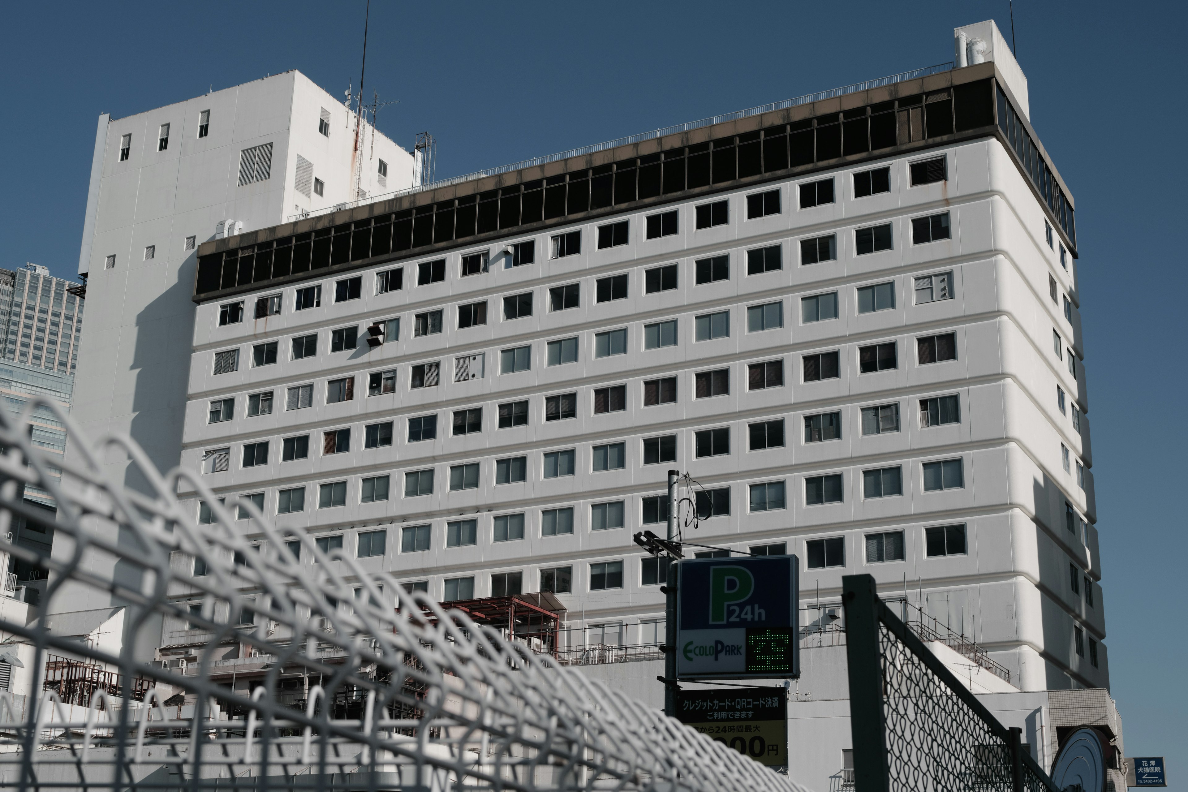 Modernes Gebäude mit weißer Fassade und blauem Himmel