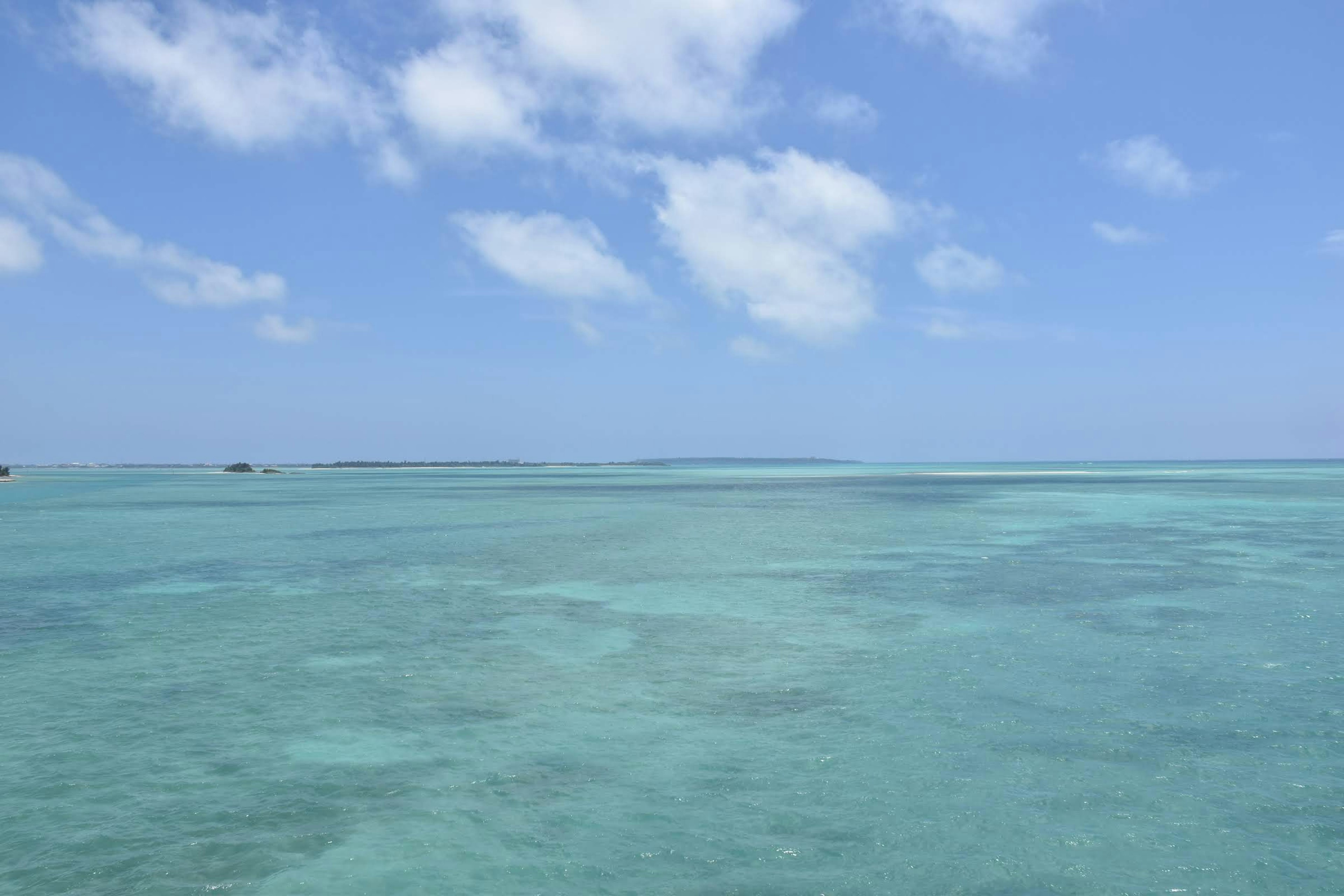 Ciel bleu clair au-dessus des eaux turquoise