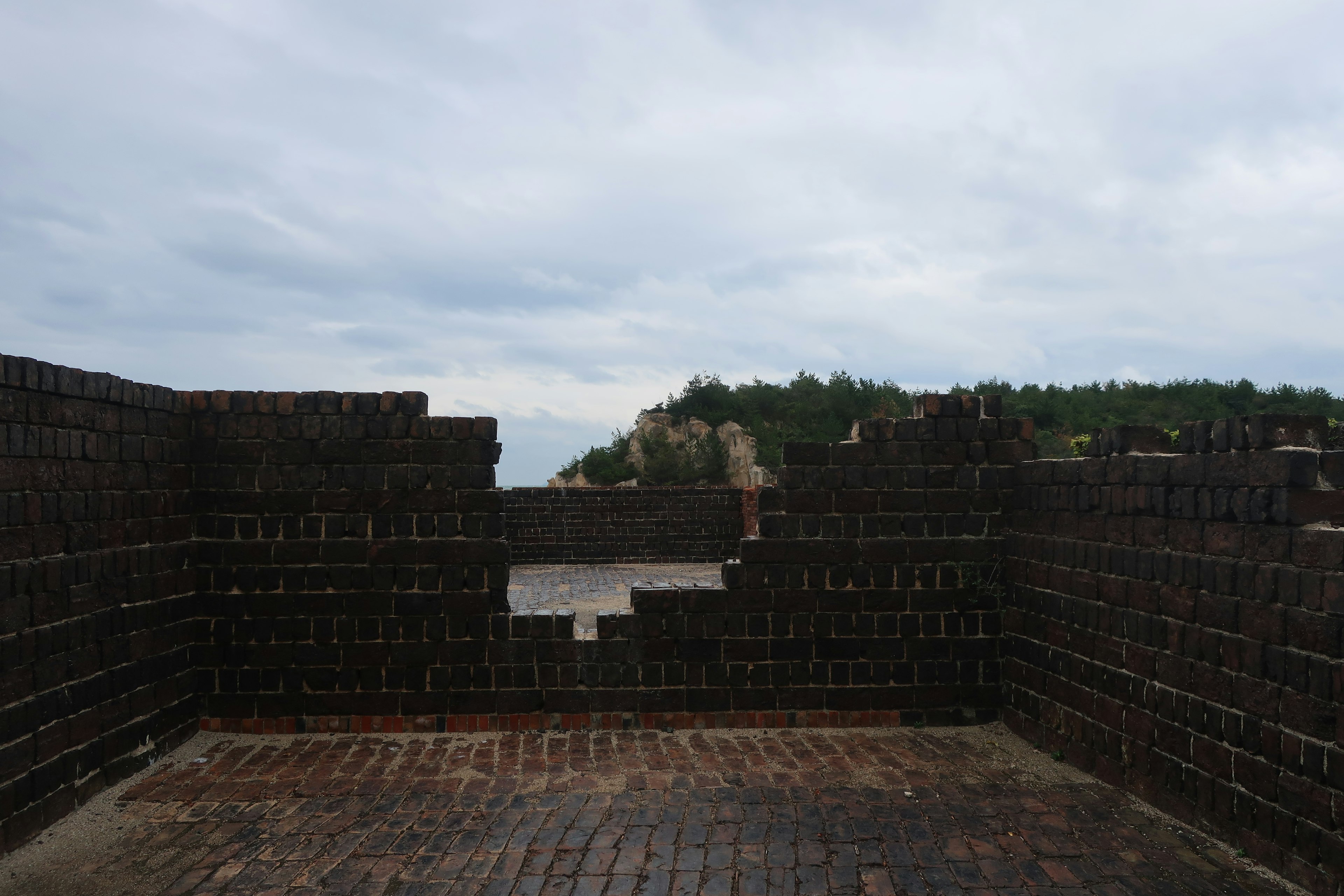 Paesaggio con un muro rotto e cielo nuvoloso