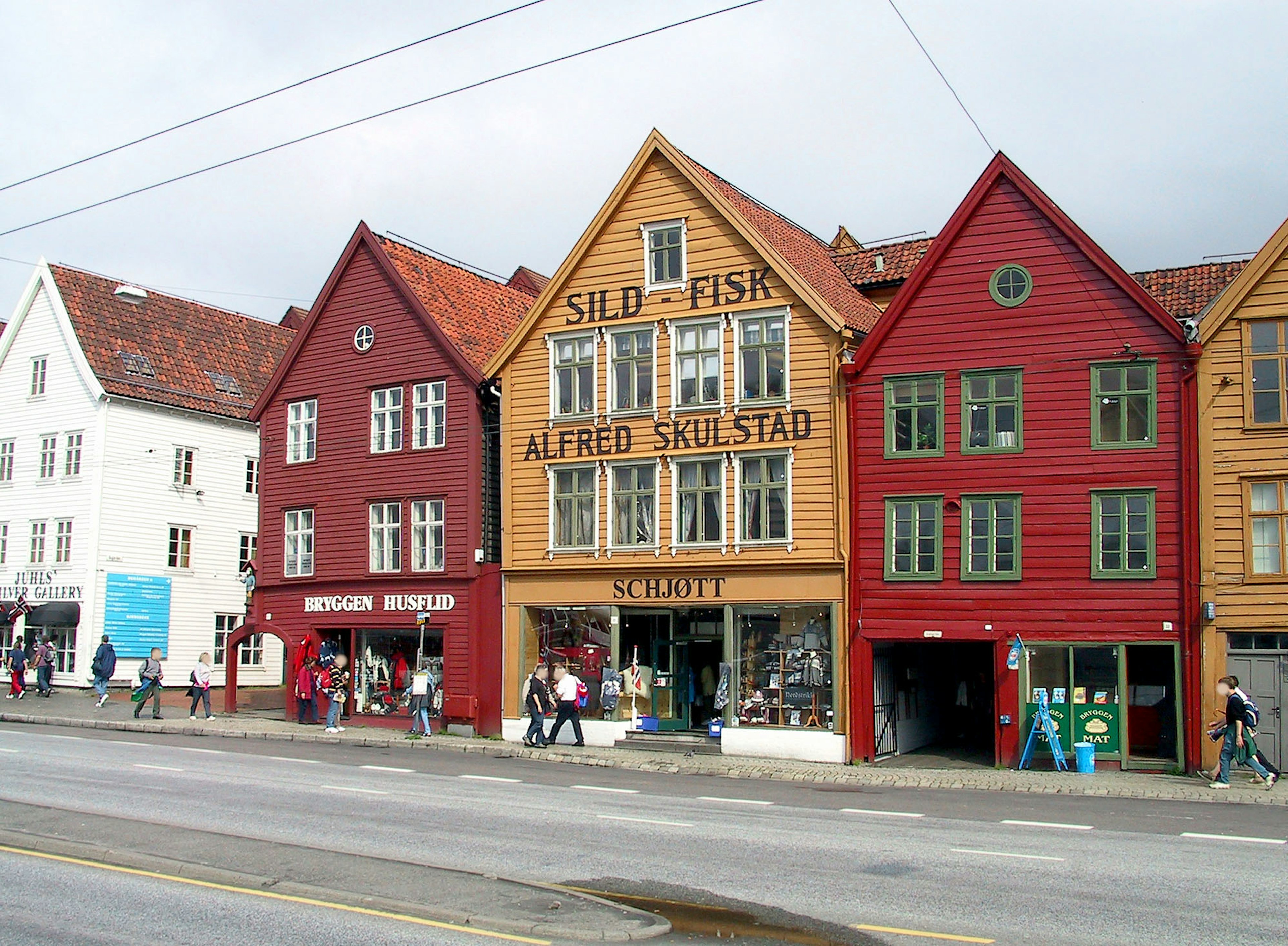 Bunte Holzhäuser in Bergen mit roten und weißen Fassaden