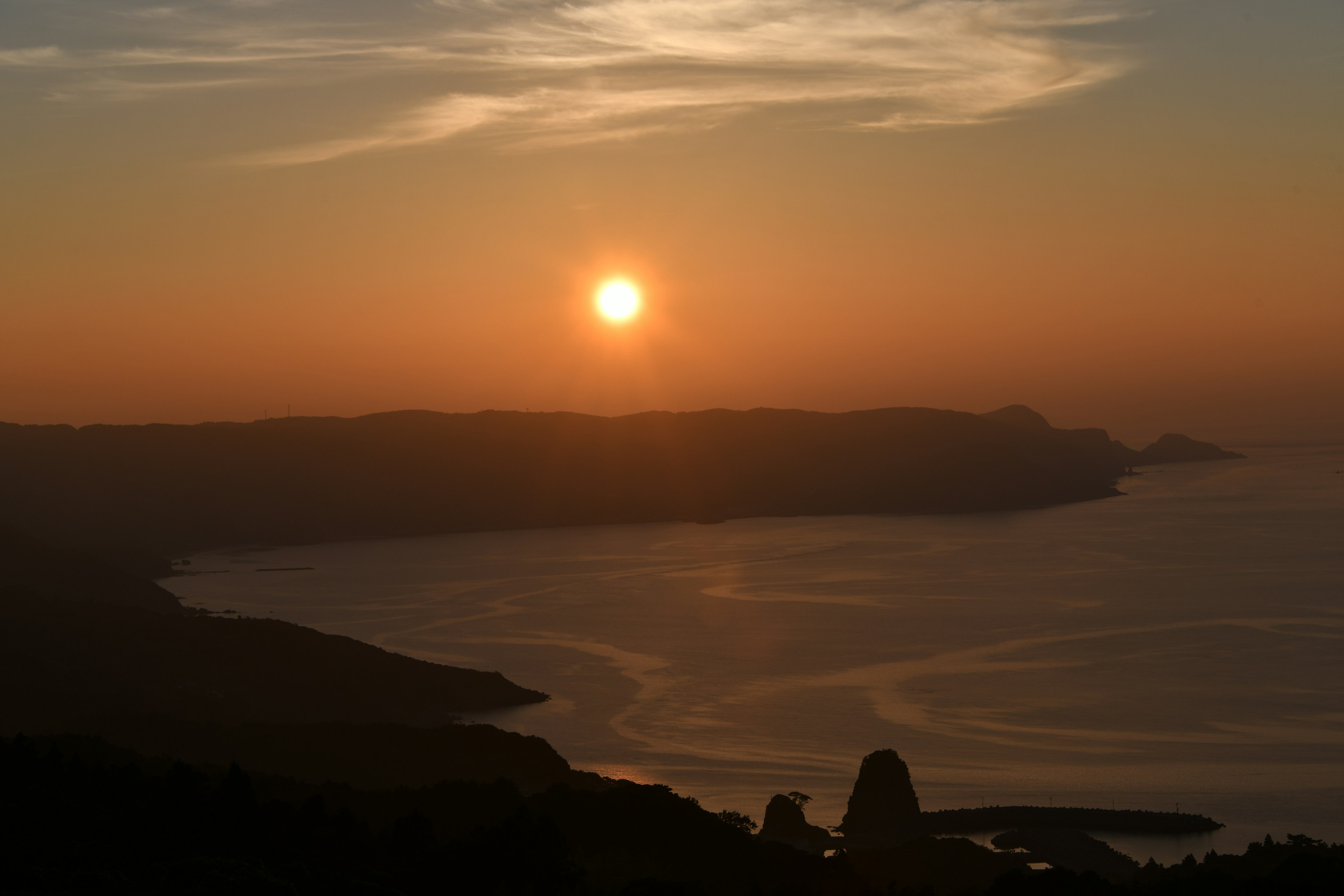 Schöne Landschaft des Sonnenuntergangs über dem Meer