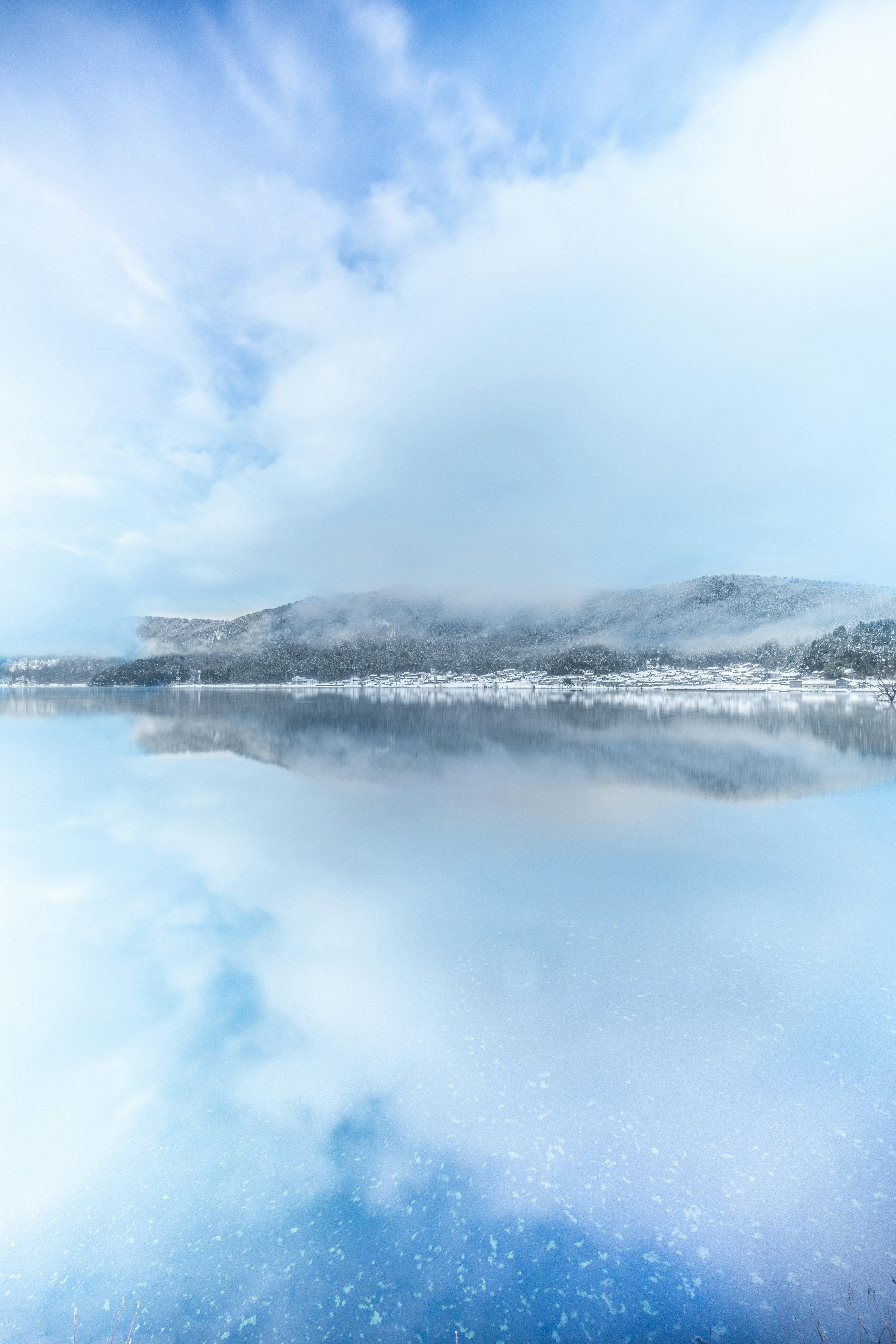 氷の湖と青い空の美しい風景