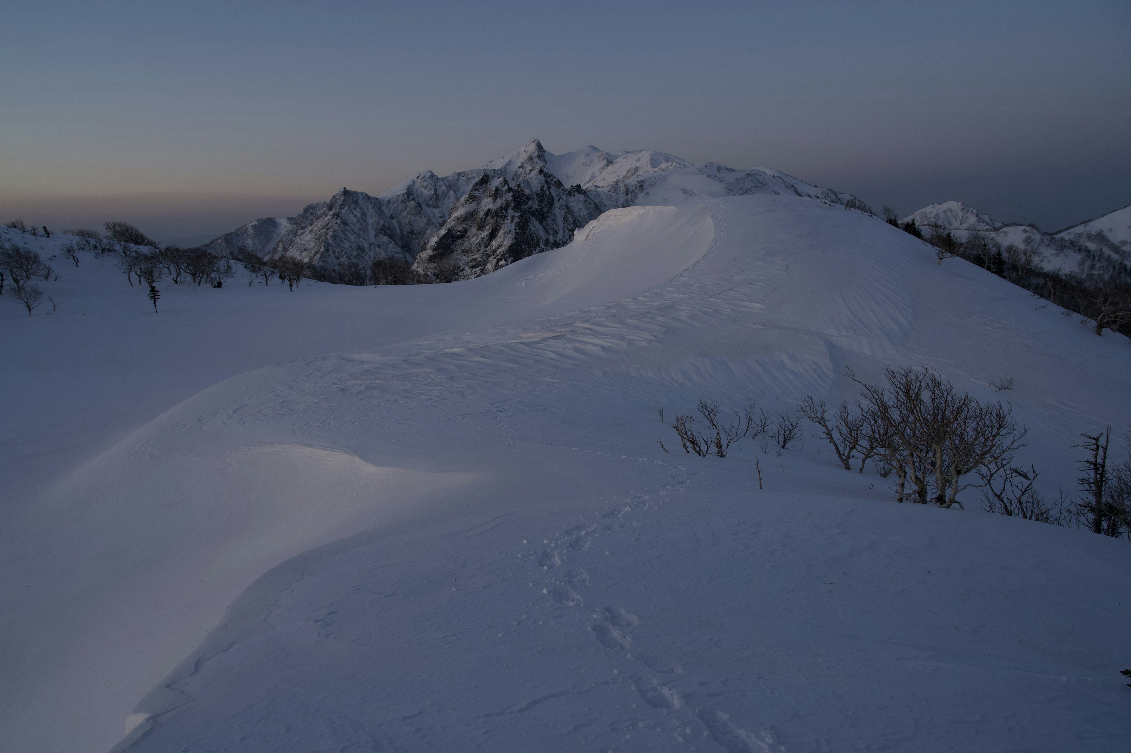 雪覆盖的山景与黄昏的天空