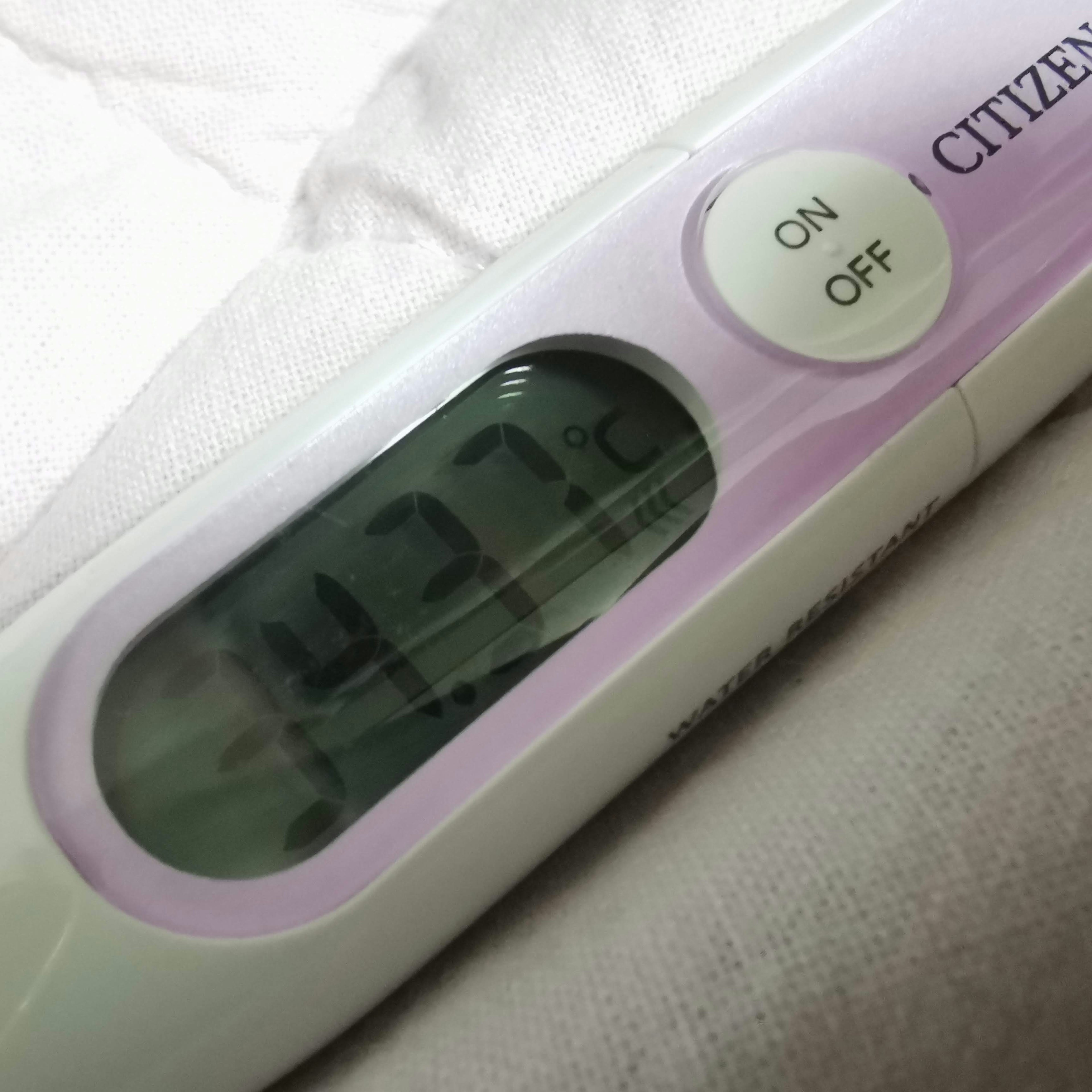 Termometer digital yang menampilkan suhu 43,7°C