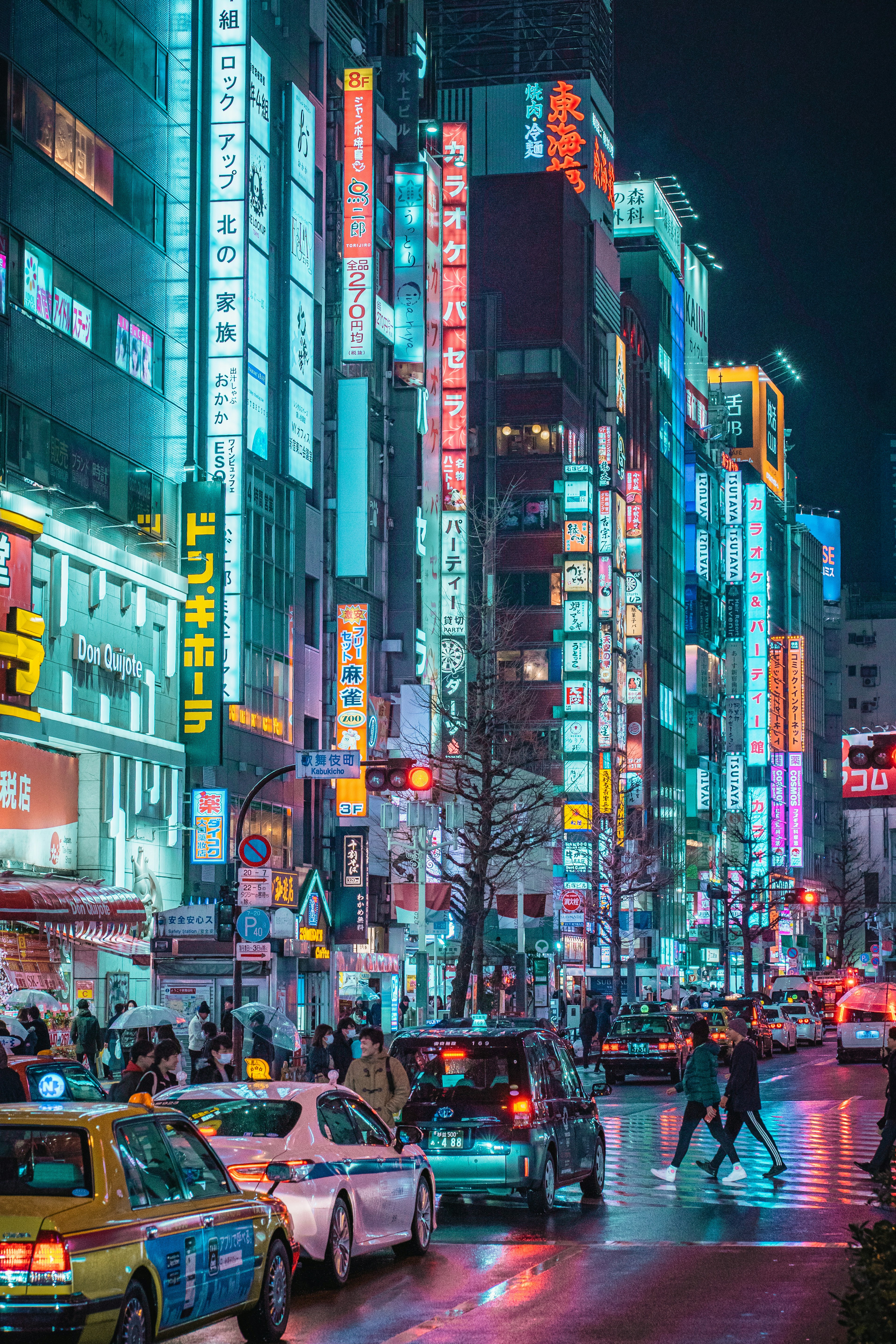 夜の街並みに輝くネオン看板とタクシー