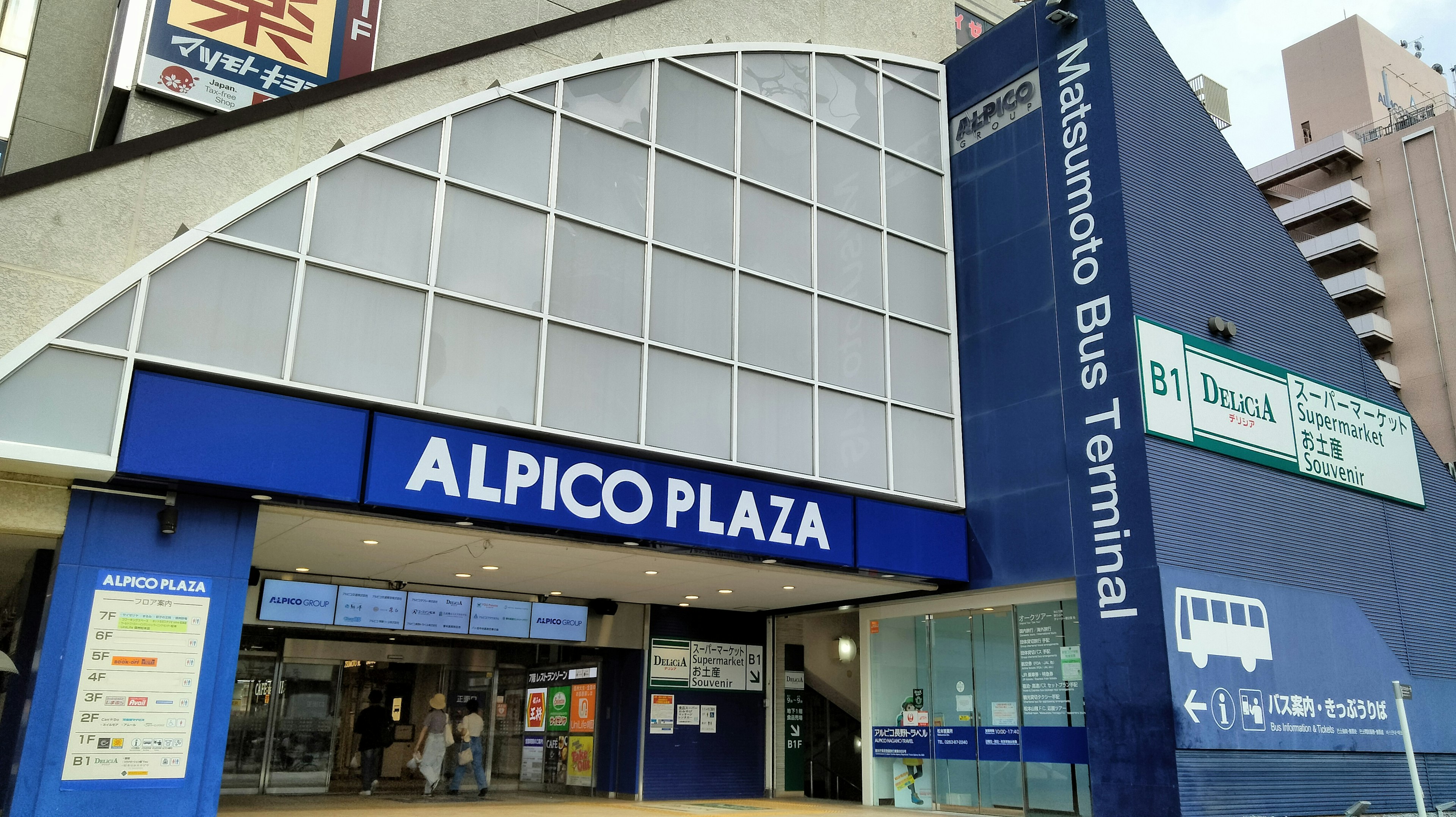 Außenansicht von Alpico Plaza mit dem Schild des Matsumoto Bus Terminals