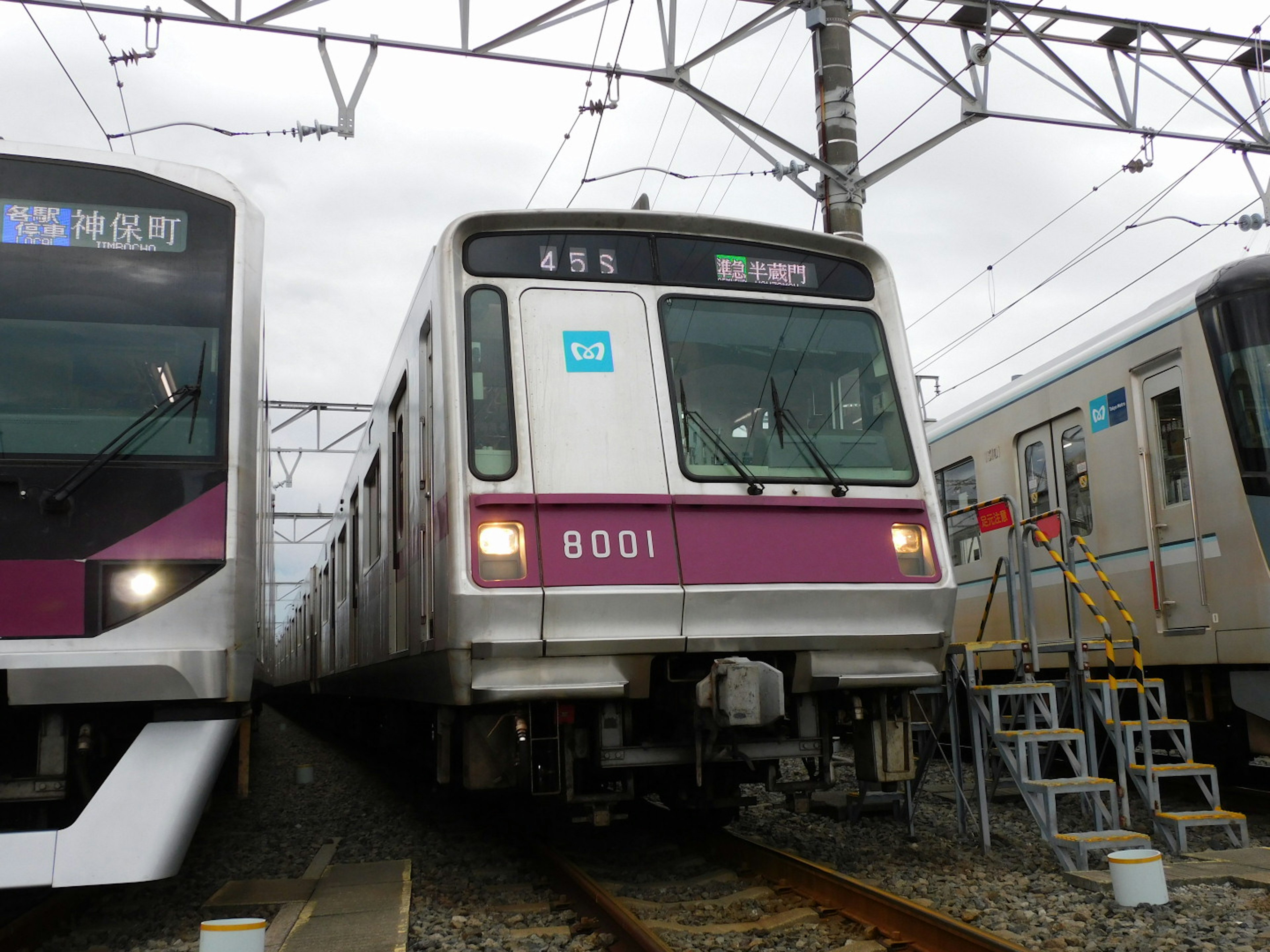 Sebuah adegan dengan dua kereta berdampingan, kereta tengah adalah 6101