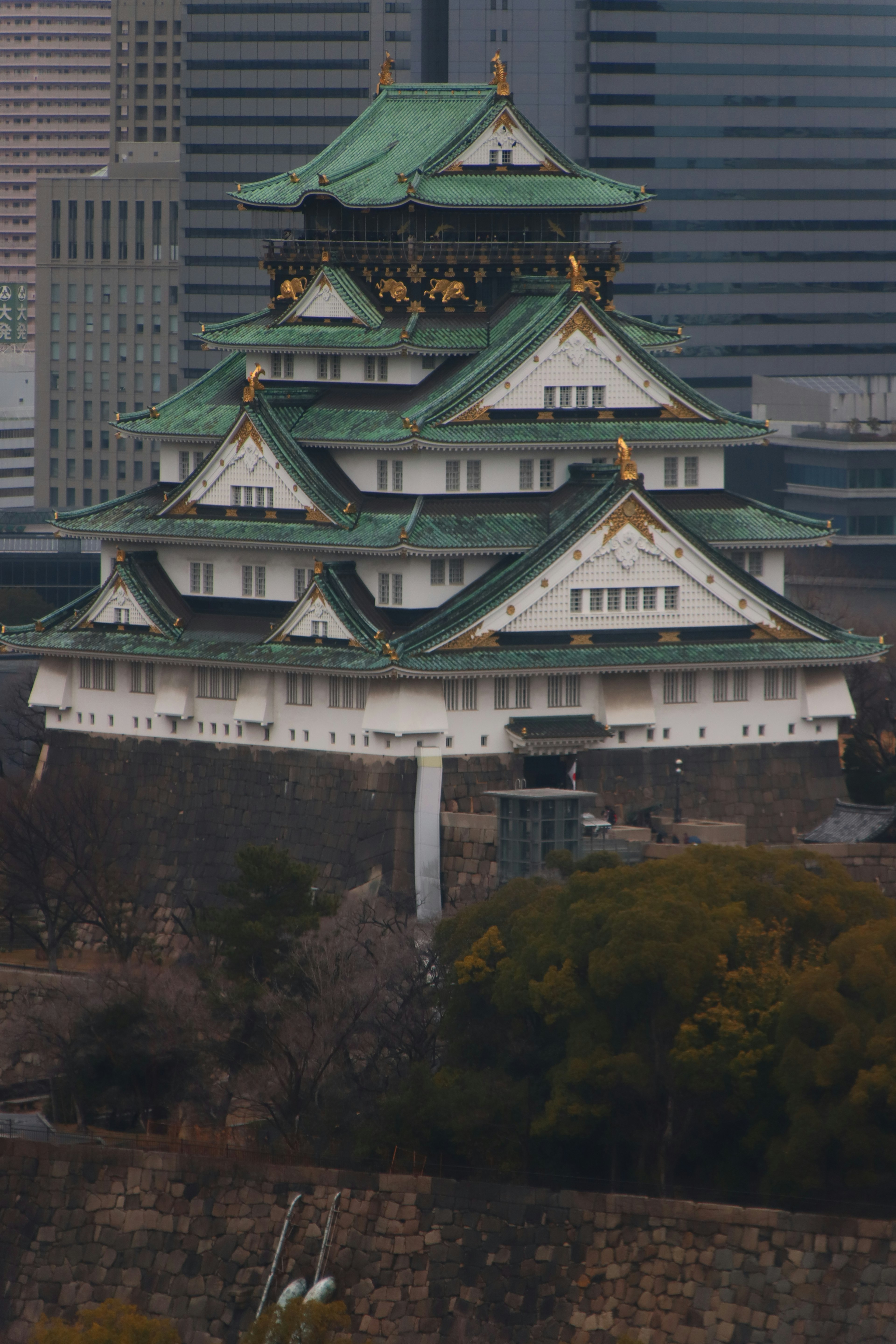 Osaka Castle mit markanten grünen Dächern und eleganter Architektur