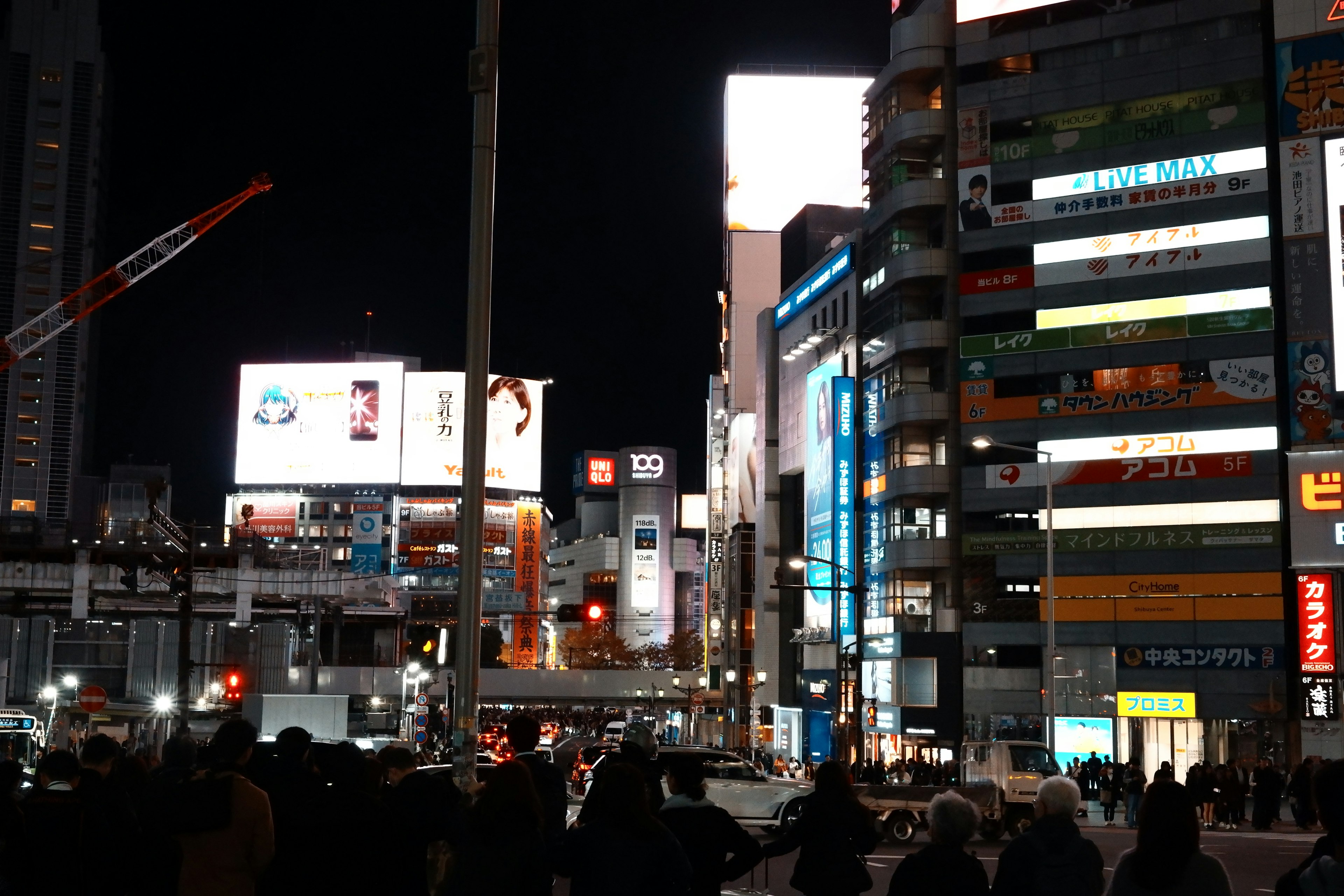 夜间城市景观，灯光闪烁的建筑和广告牌