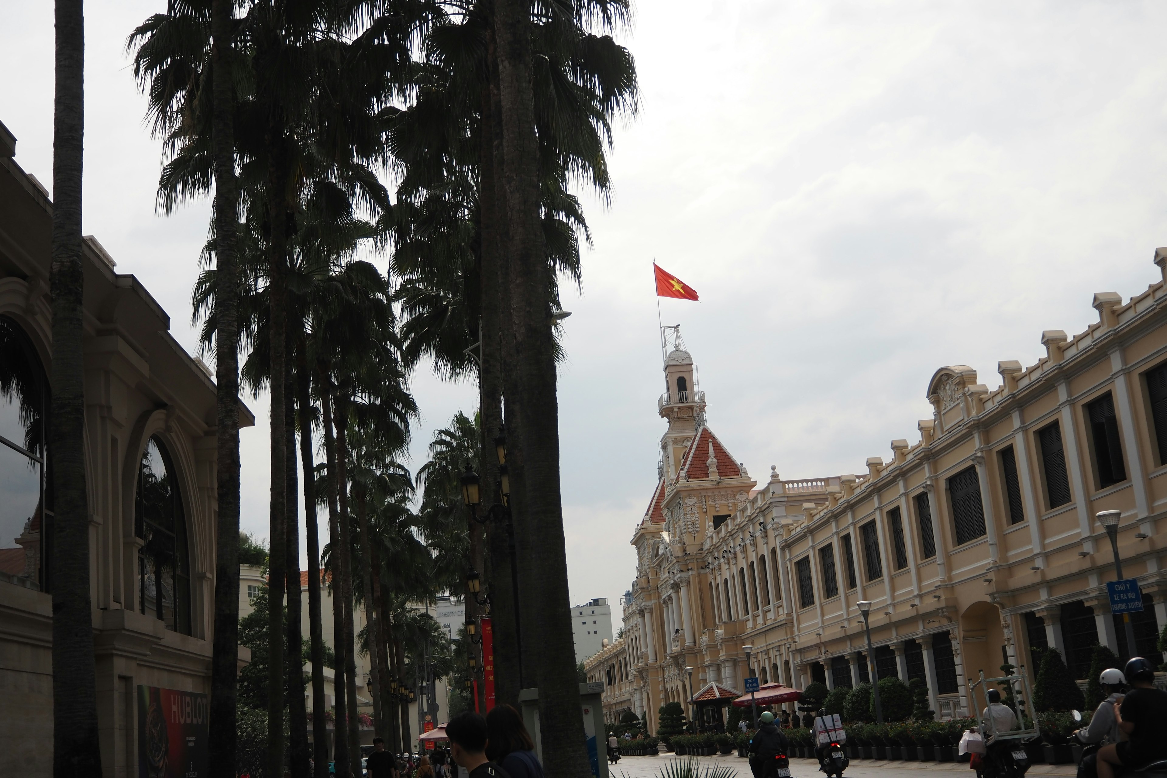 Straßenansicht von Ho-Chi-Minh-Stadt mit Palmen und historischer Architektur