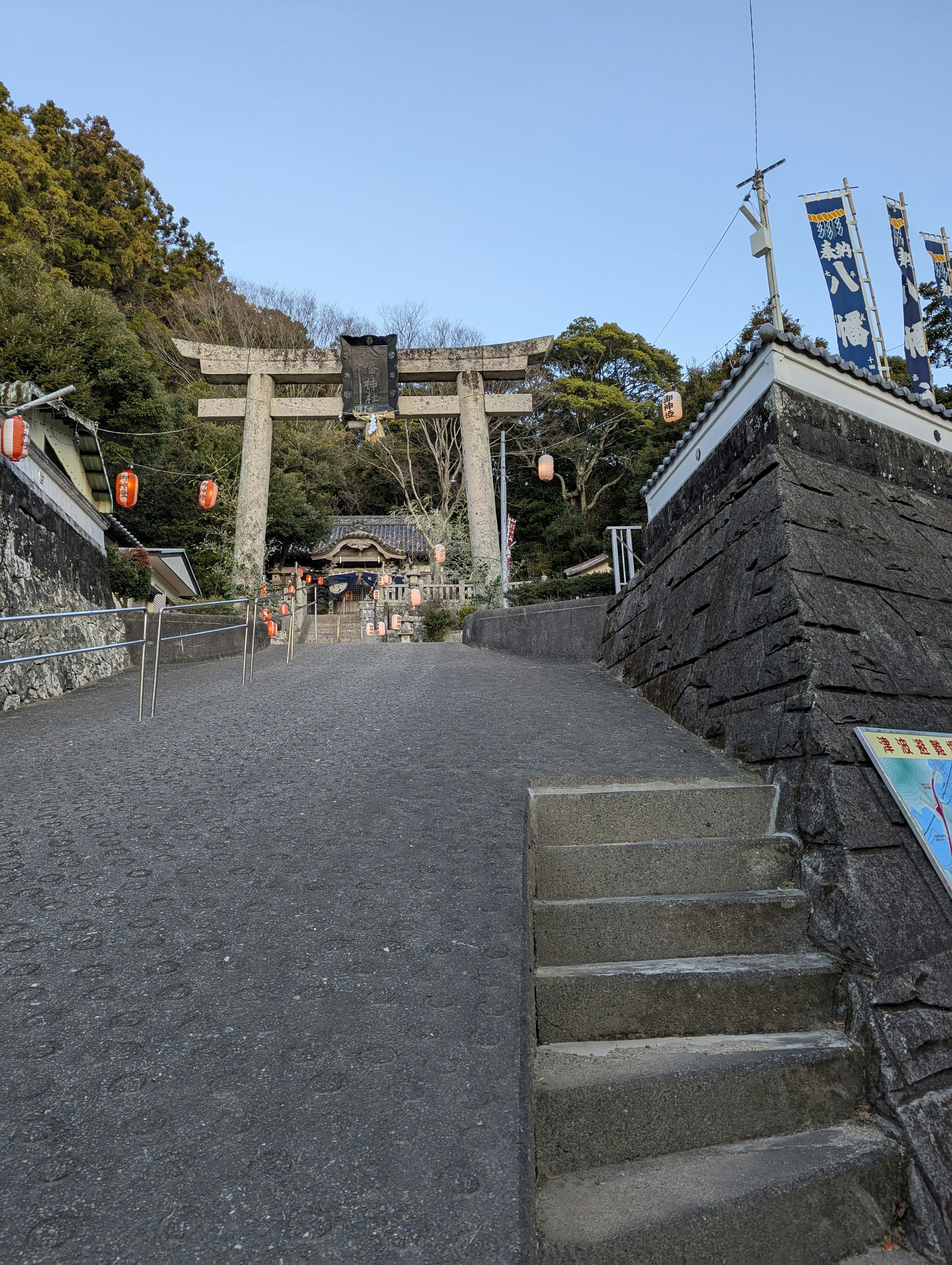 石の階段を上ると鳥居が見える神社の風景