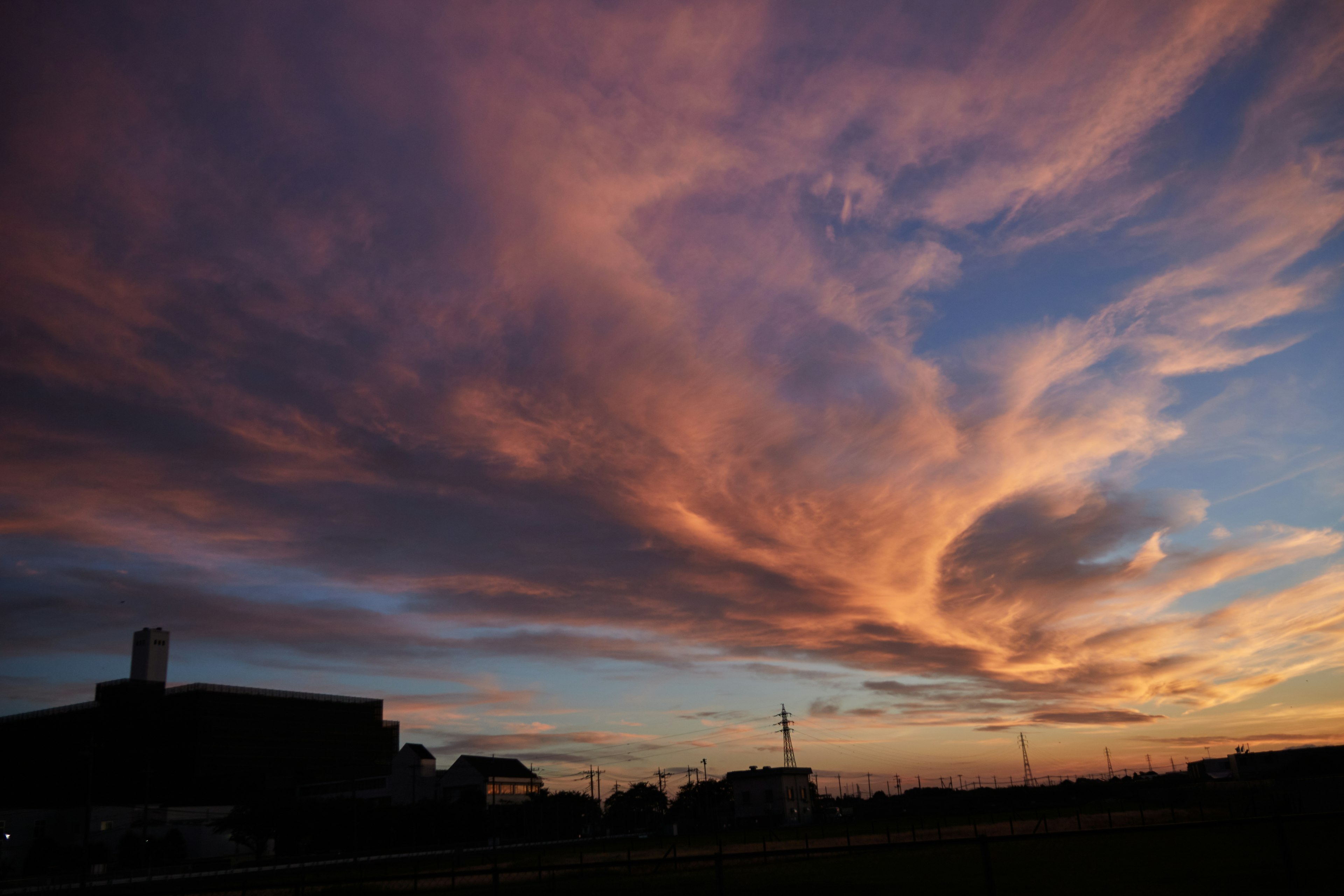 Cielo al tramonto con colori vivaci e formazioni nuvolose uniche