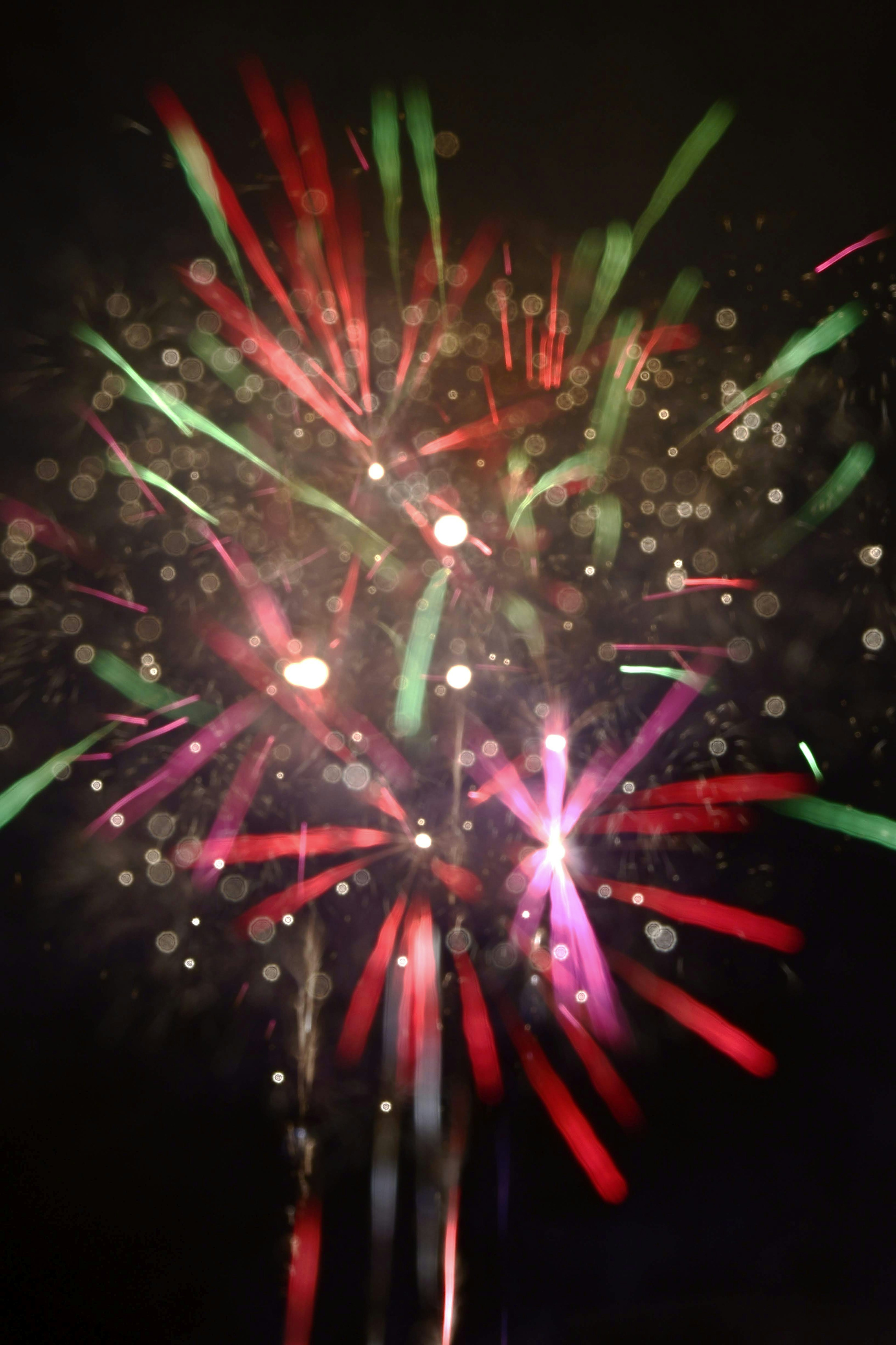 Fuegos artificiales coloridos estallando en un cielo oscuro con una exhibición vibrante