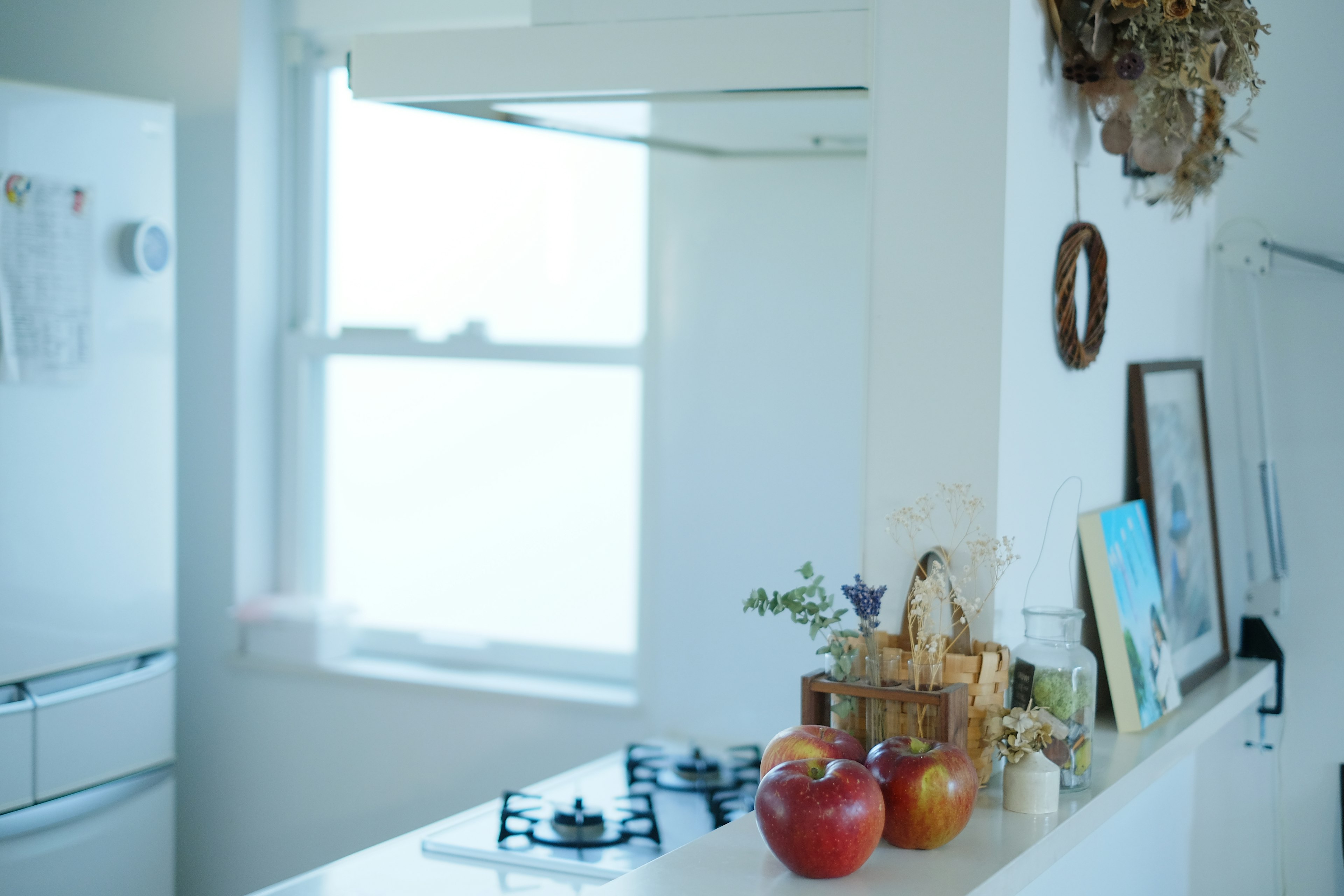 Dapur cerah dengan buah segar dan bunga di atas meja