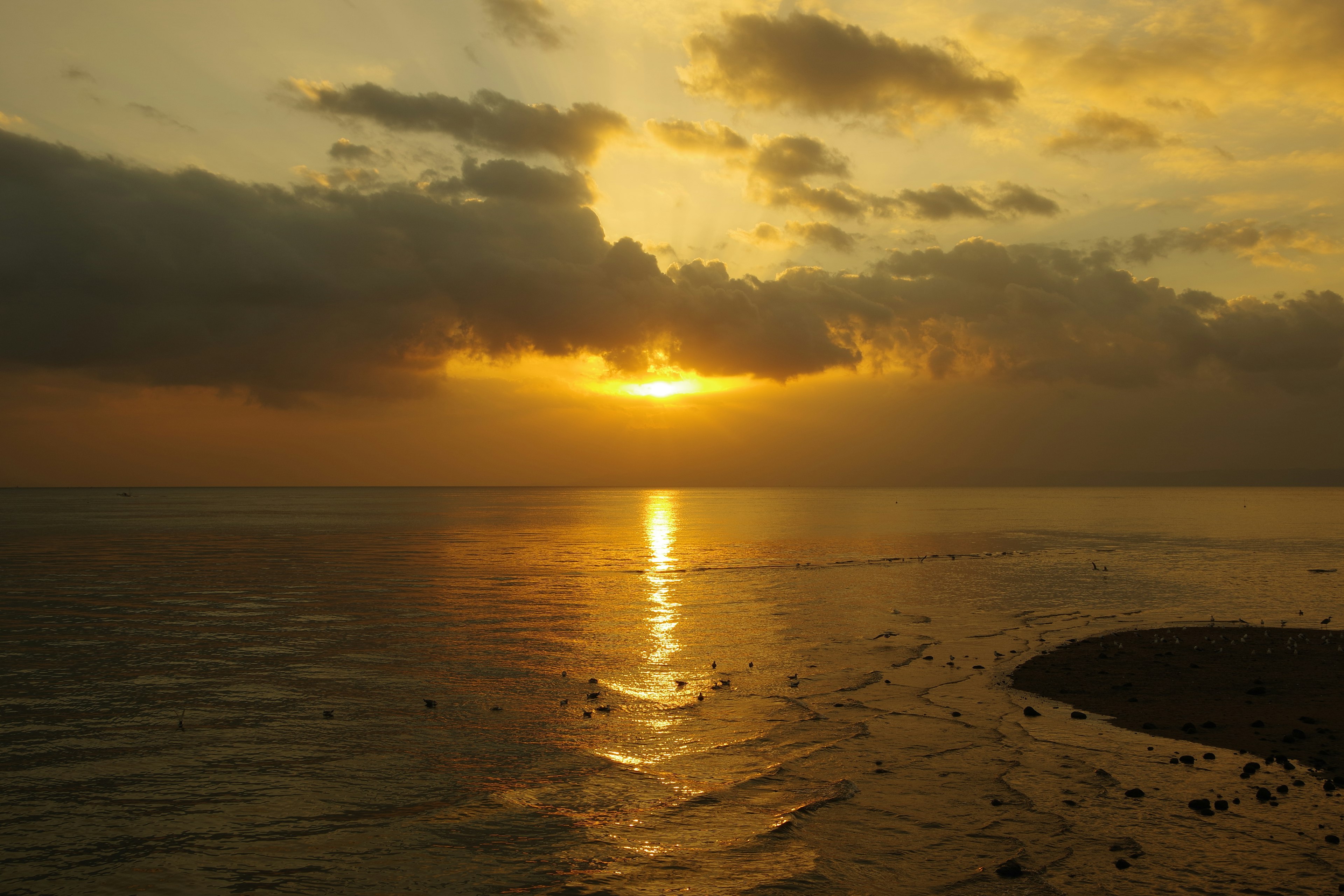 Un paesaggio sereno con il sole che tramonta sull'oceano