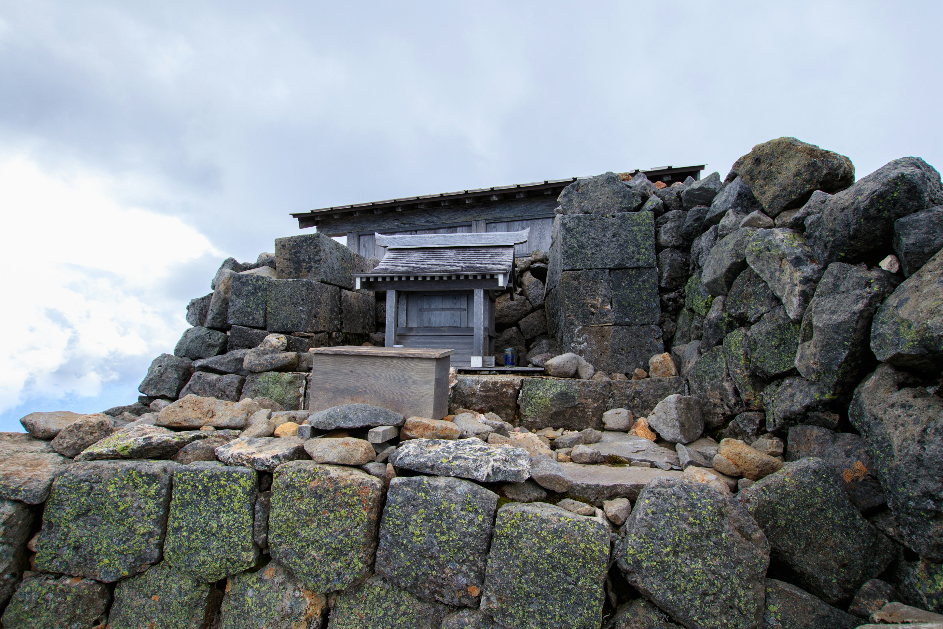 岩石山顶上的古老建筑