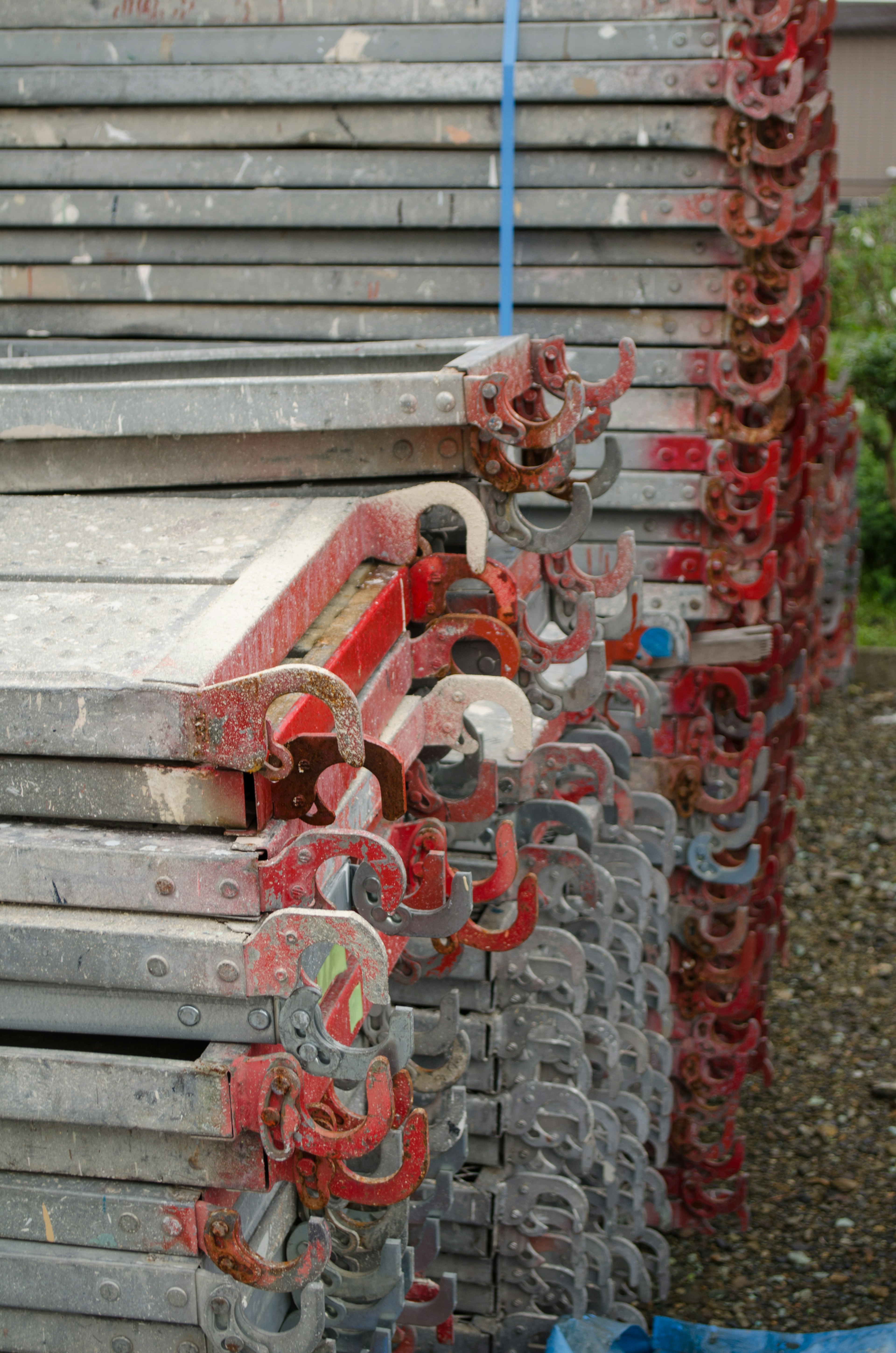 Panneaux de scaffolding en métal empilés avec des pinces rouges