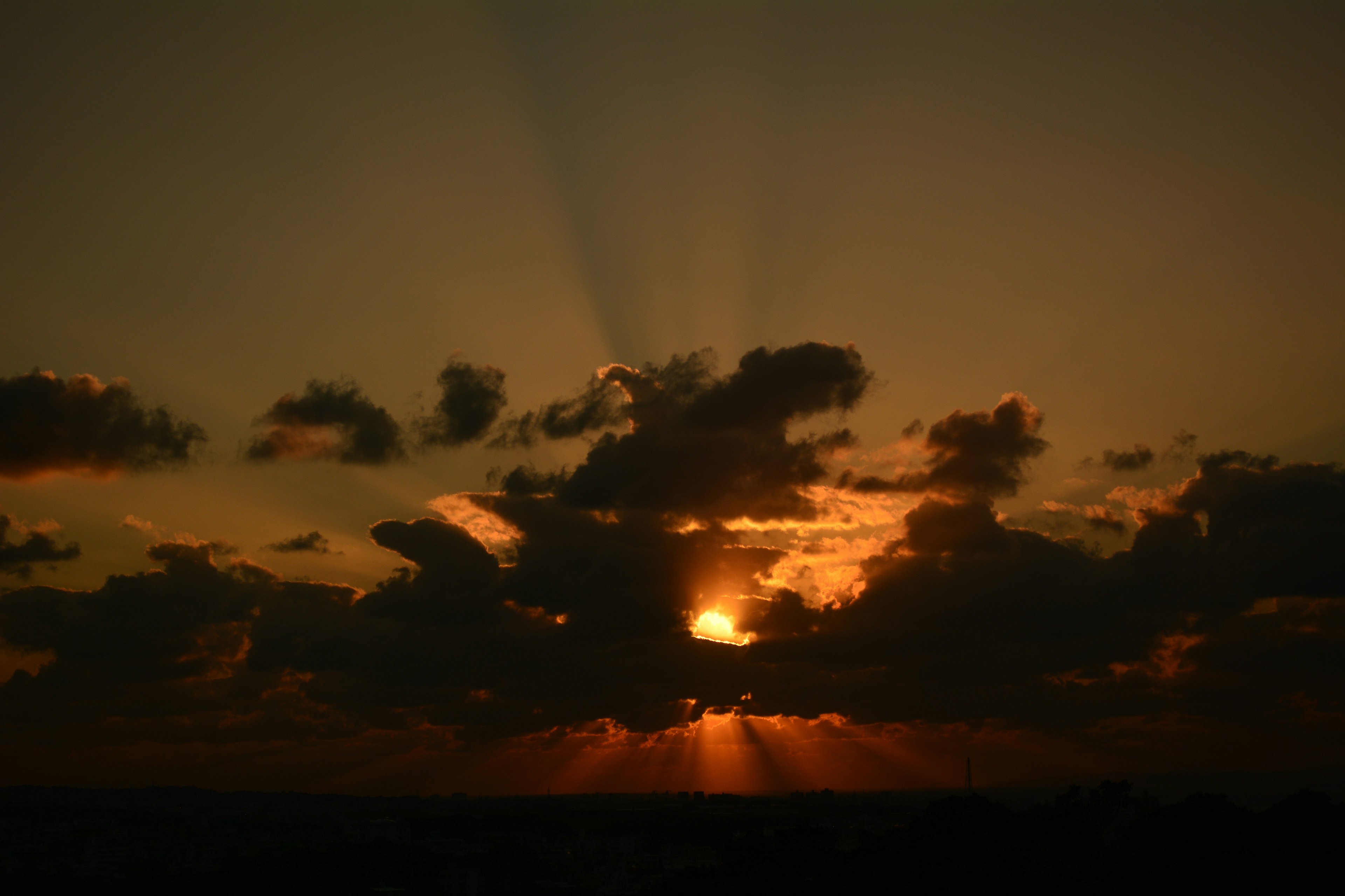 夕日が雲の間から差し込む美しい風景