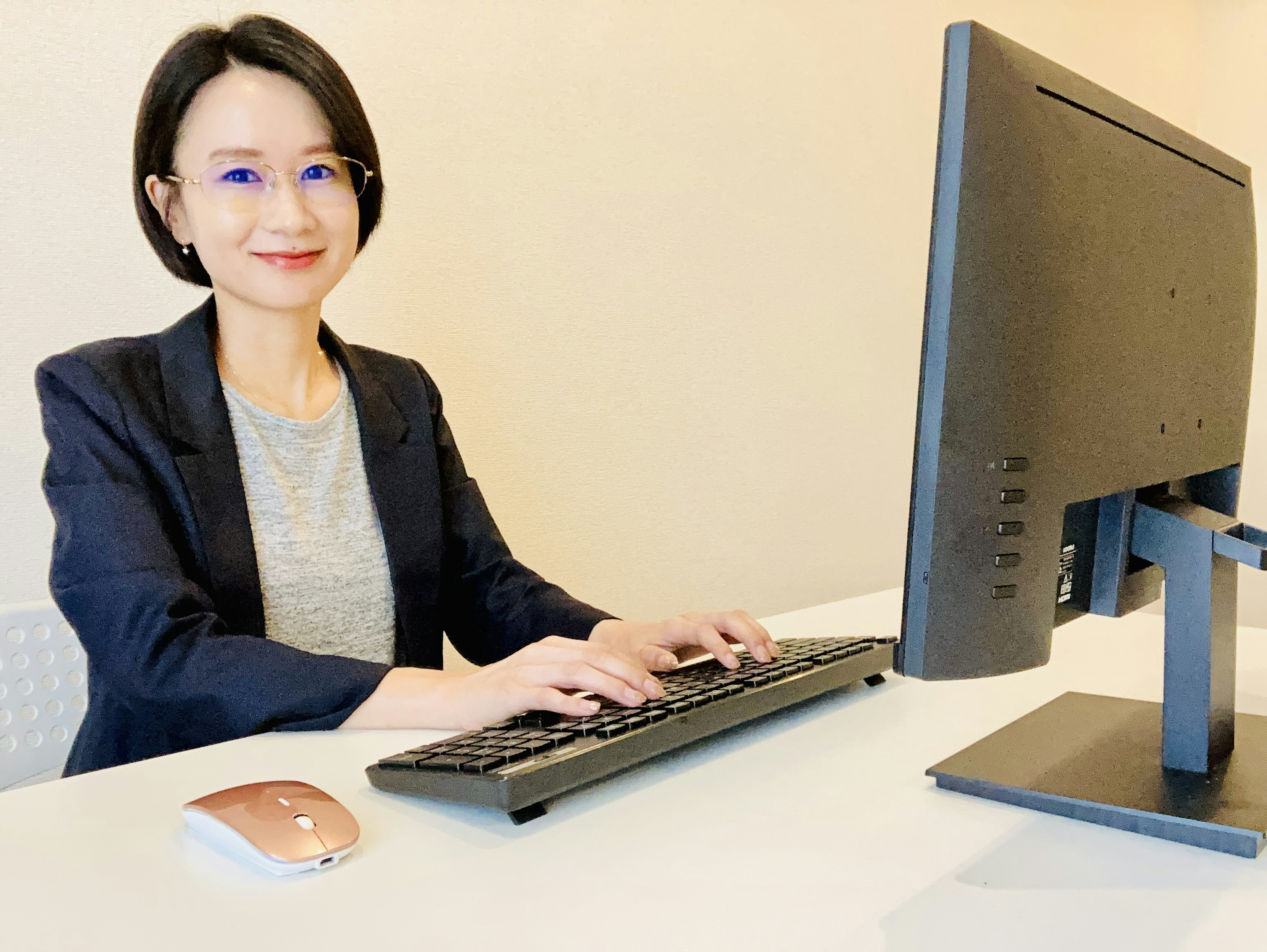 Femme d'affaires travaillant sur un ordinateur dans un bureau