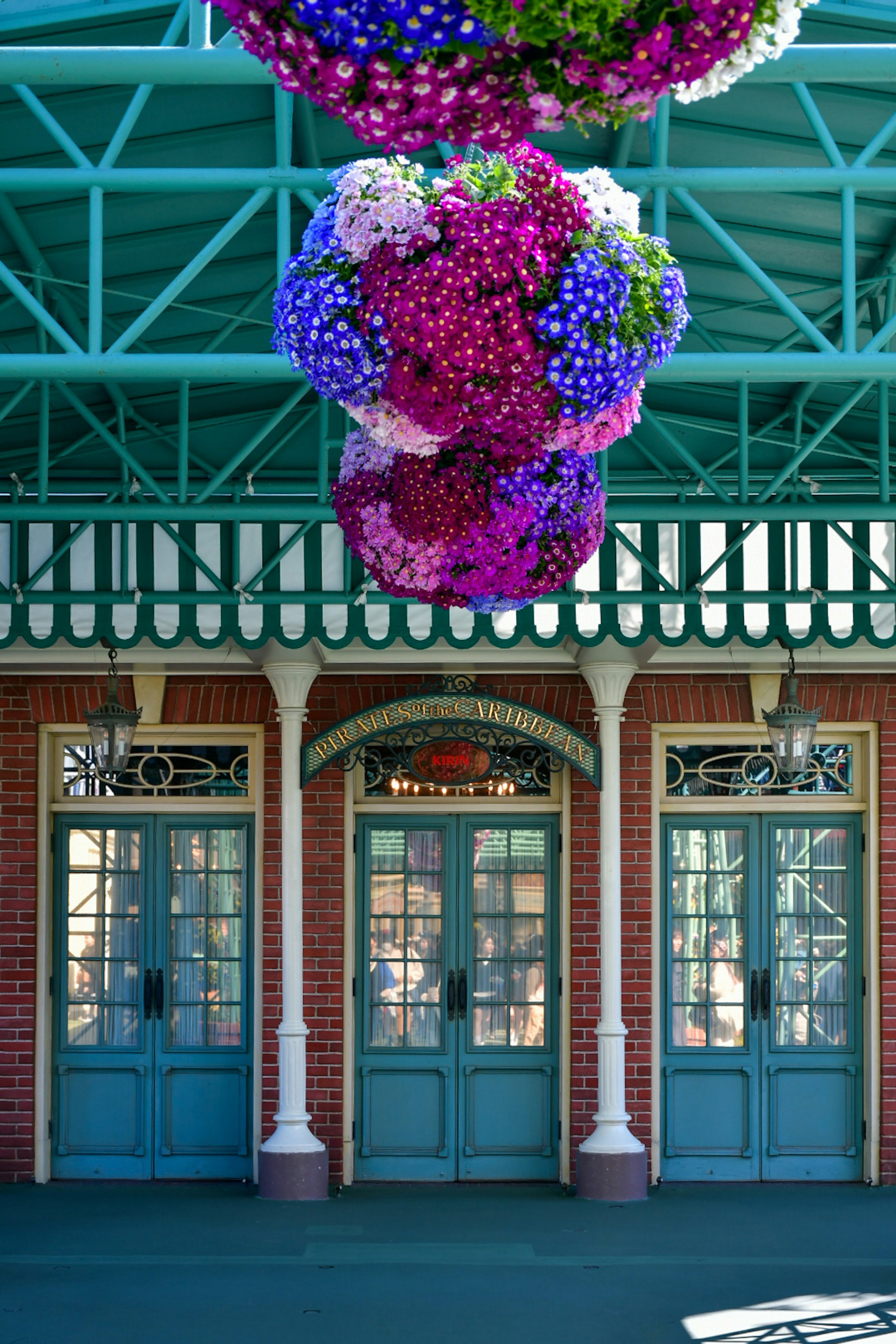 Edificio con puertas azules y decoraciones florales vibrantes