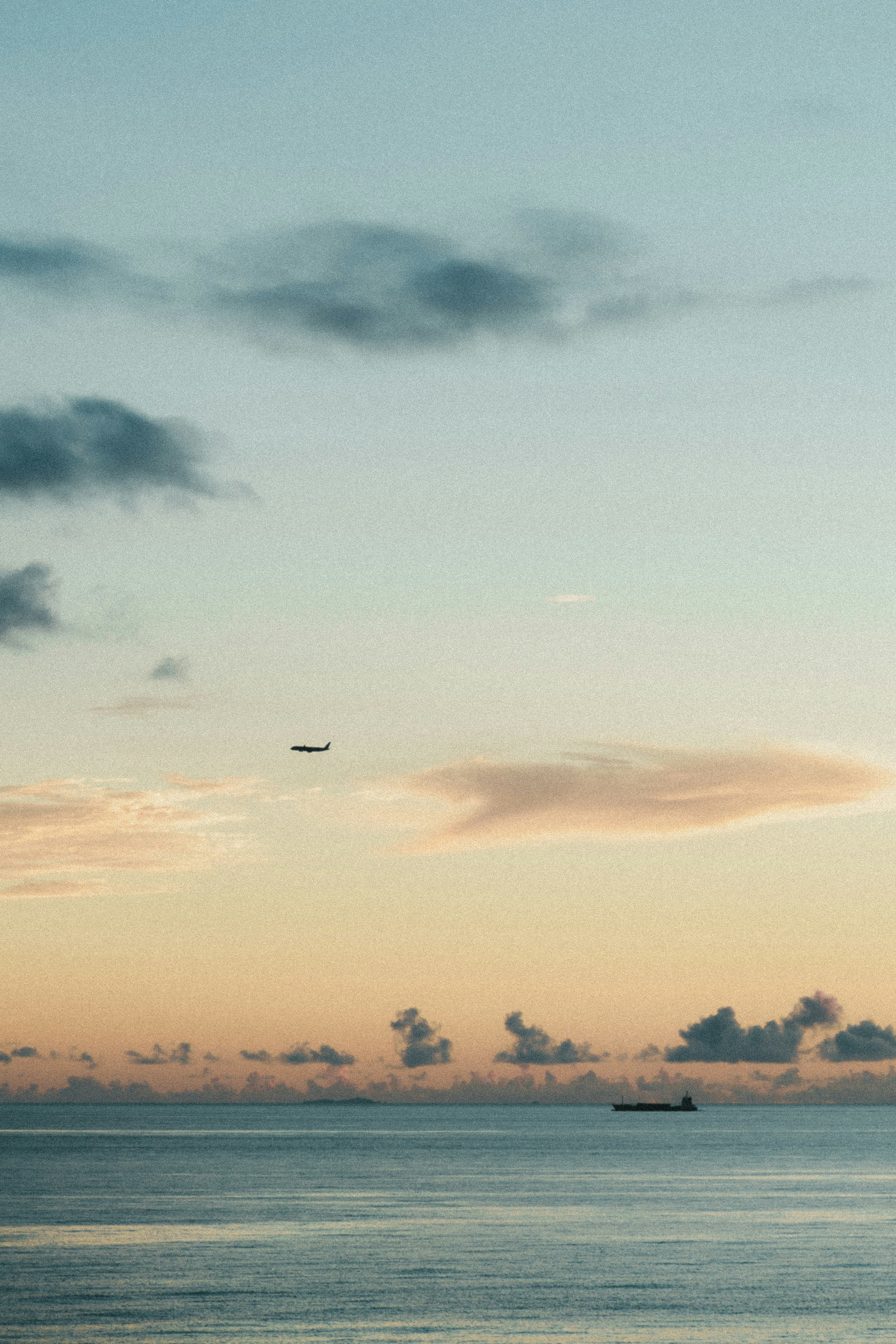 海と空の美しい風景 船と飛行機が見える