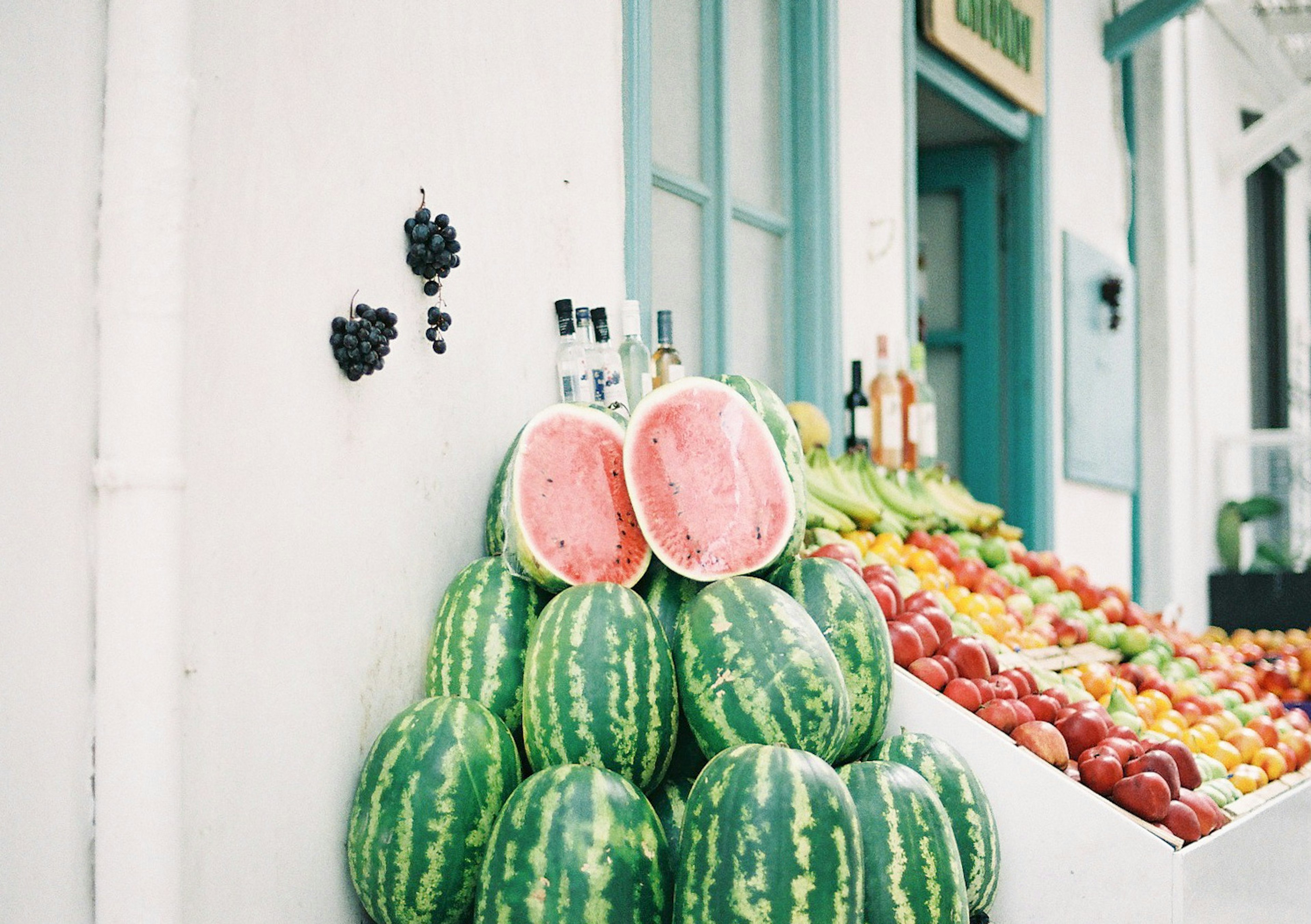 Sandías frescas y frutas expuestas en un mercado